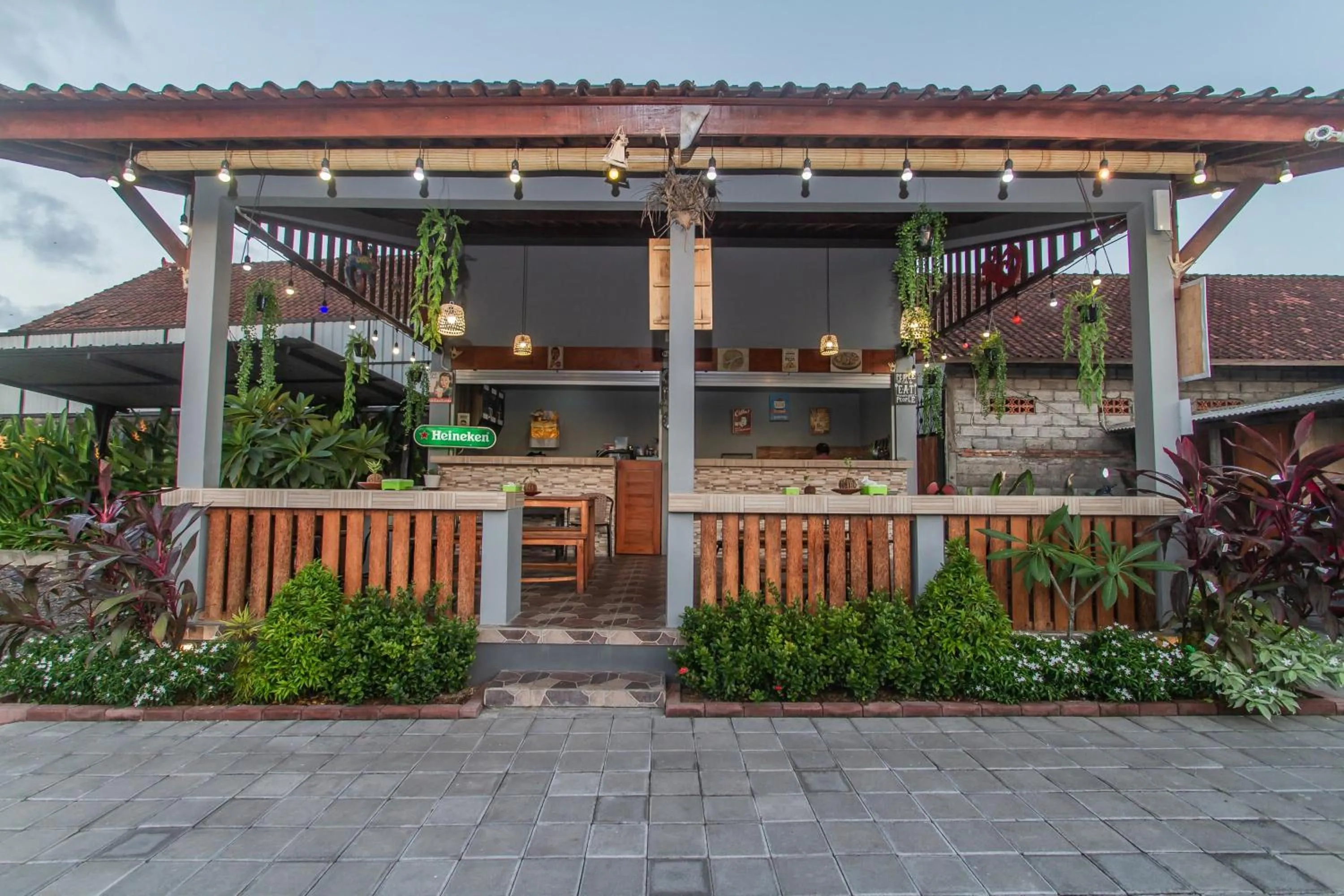 Restaurant/places to eat in Mailaku House