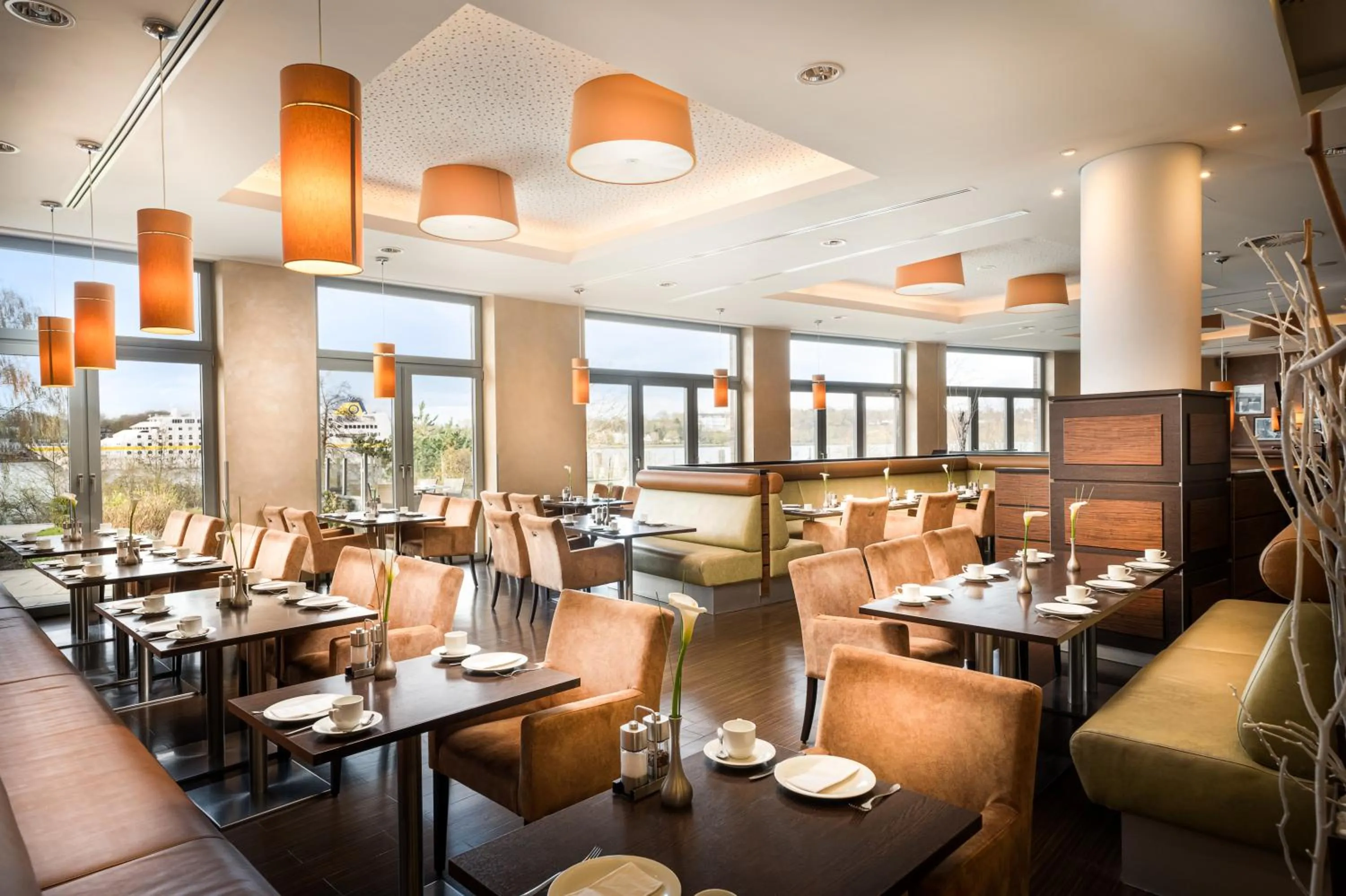 Restaurant/places to eat in elaya hotel hamburg finkenwerder