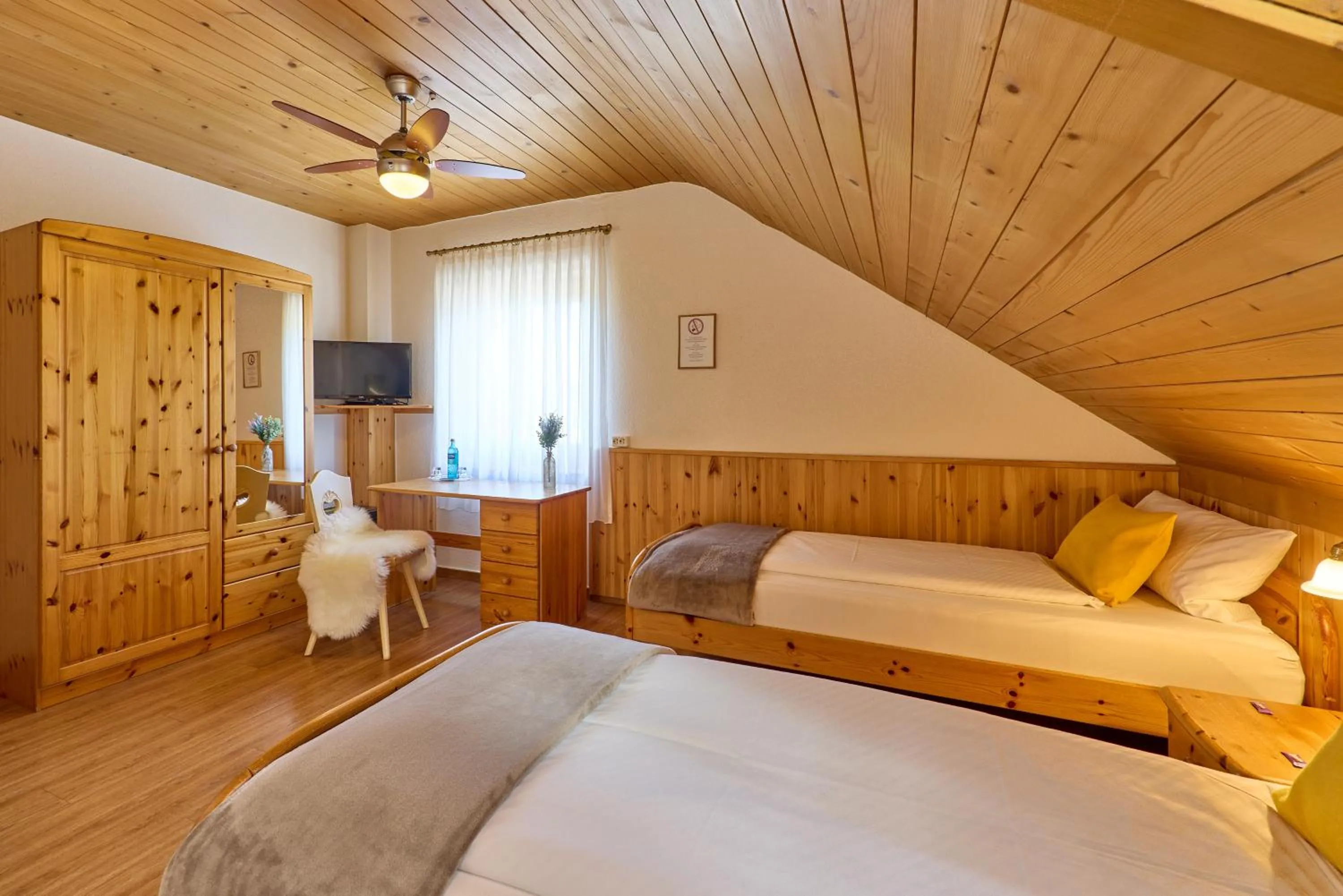 Bedroom, Bed in Airport-Hotel Fortuna