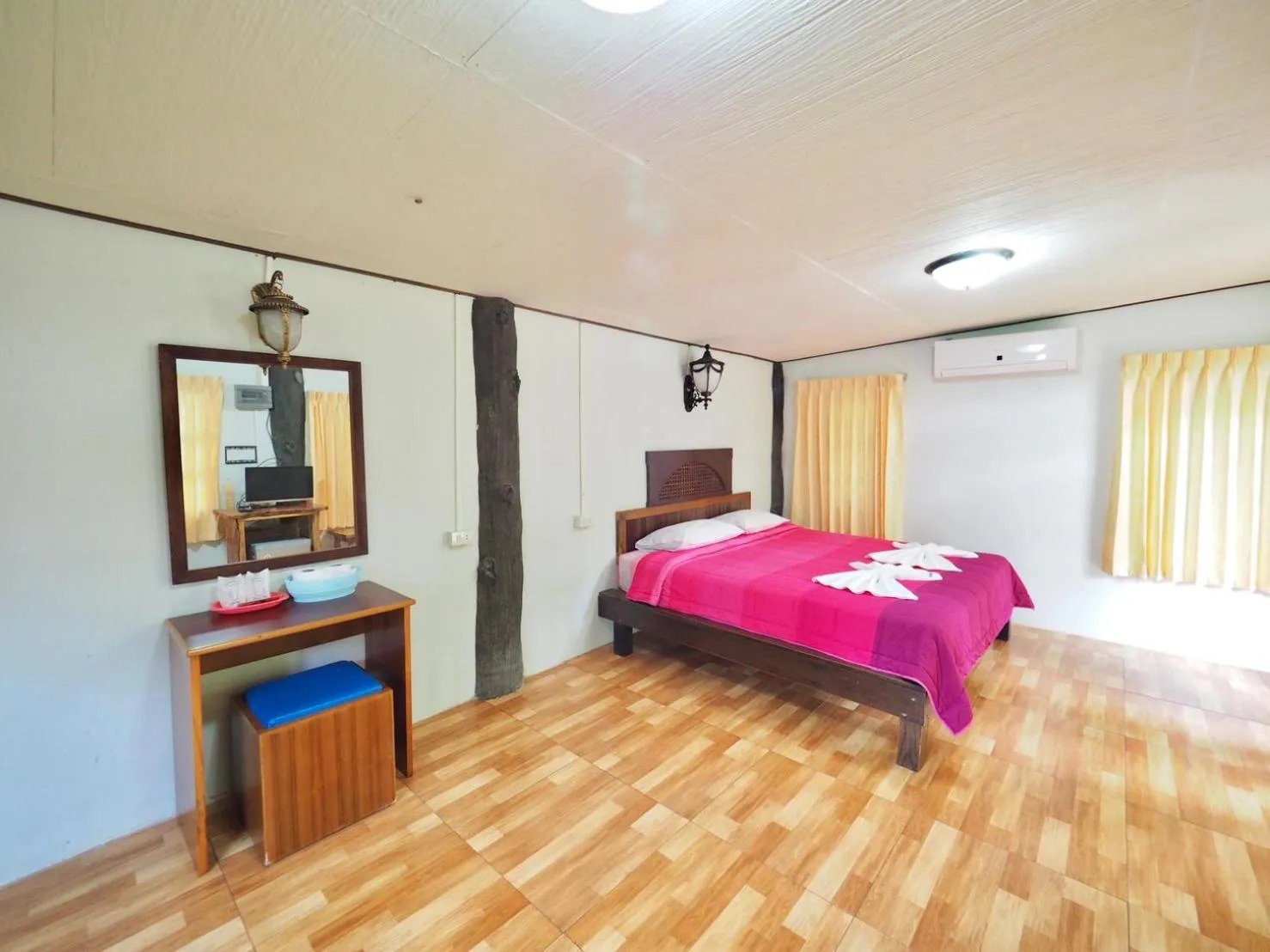 Photo of the whole room, Bed in Baan Pak Rim Kuaen Resort