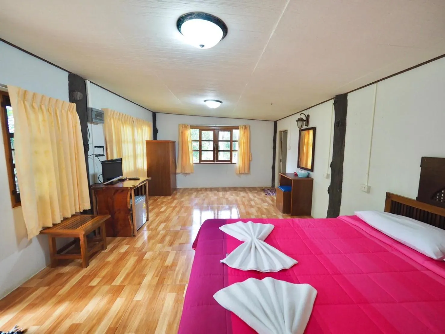 Photo of the whole room, Bed in Baan Pak Rim Kuaen Resort