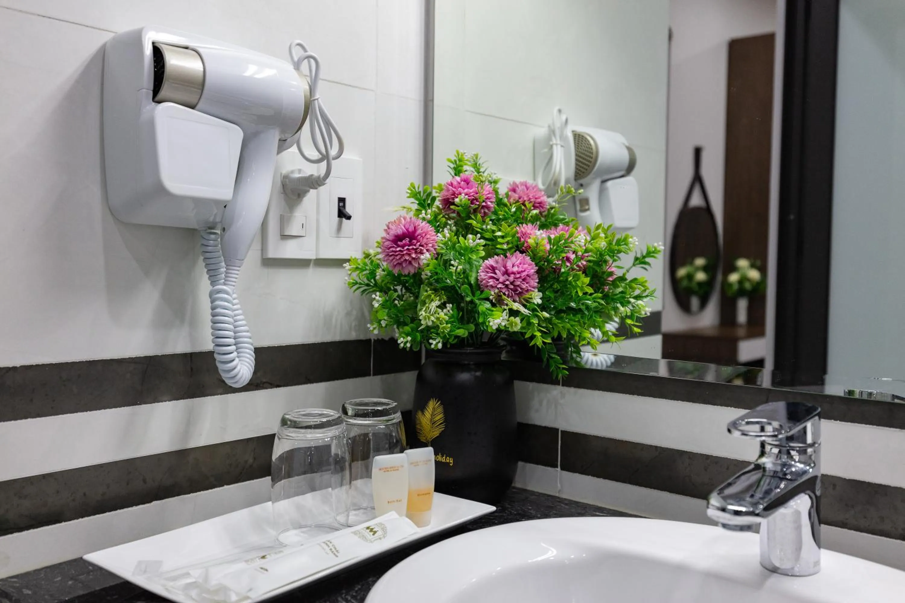 Shower in Airport Classic Hotel & Travel