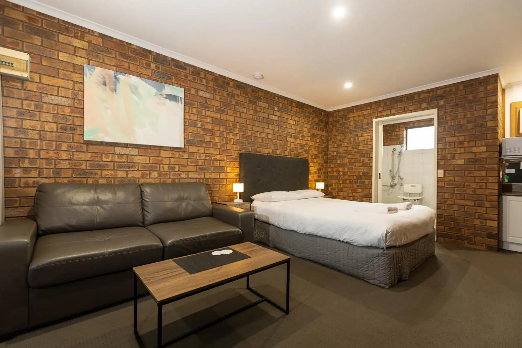 Queen Room - single occupancy - Disability Access in Wonthaggi Motel Queen Room - single occupancy - Disability Access in Wonthaggi Motel