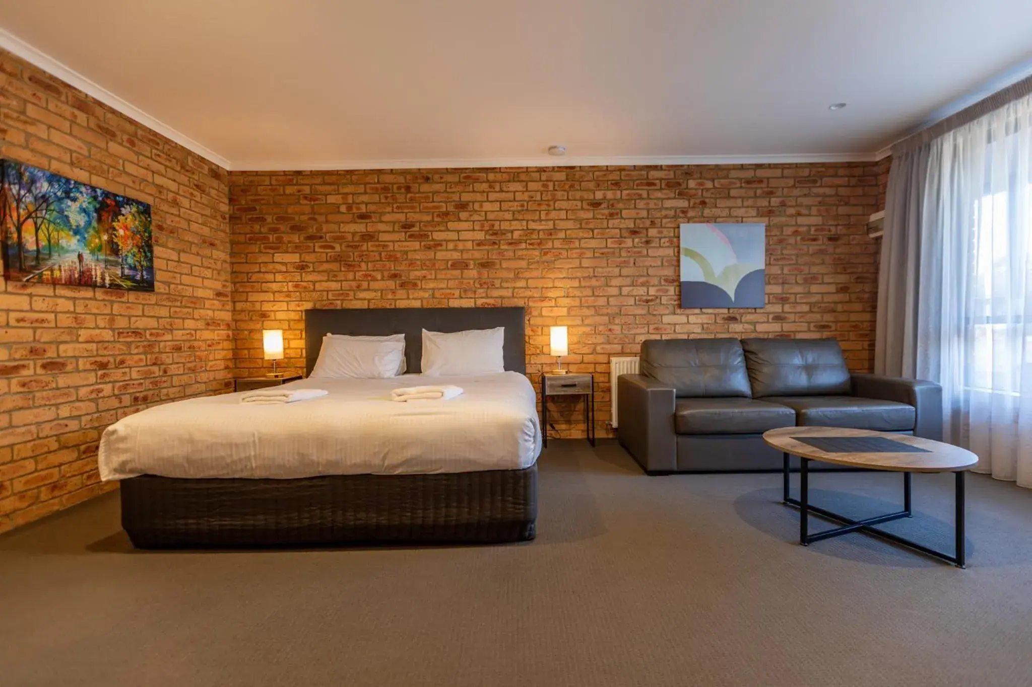 Deluxe King Suite & Divan - single occupancy in Wonthaggi Motel Deluxe King Suite & Divan - single occupancy in Wonthaggi Motel