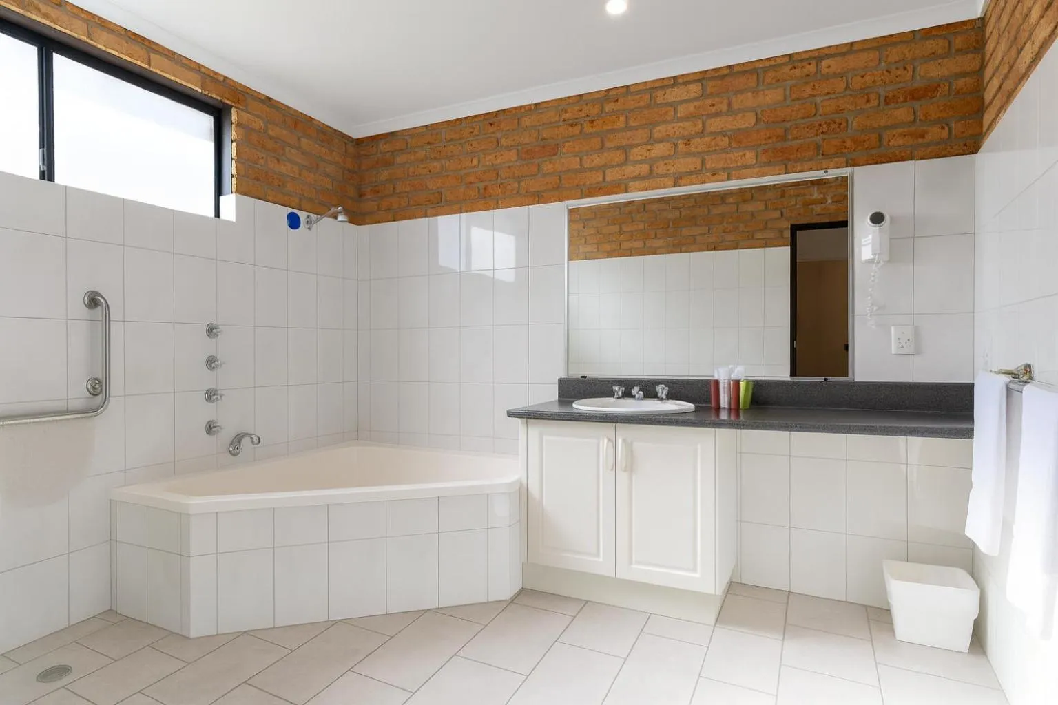 Bathroom in Wonthaggi Motel