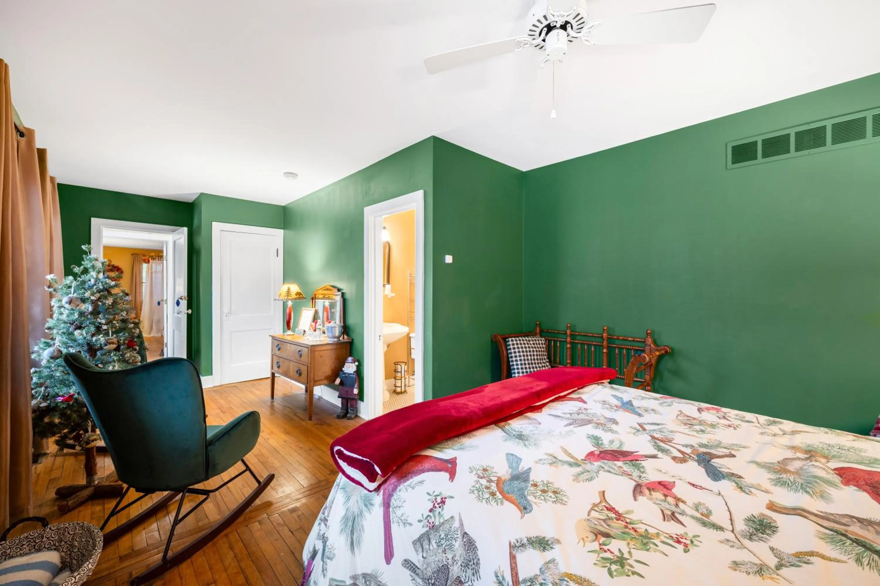 Bed in The Inn at Union Pier