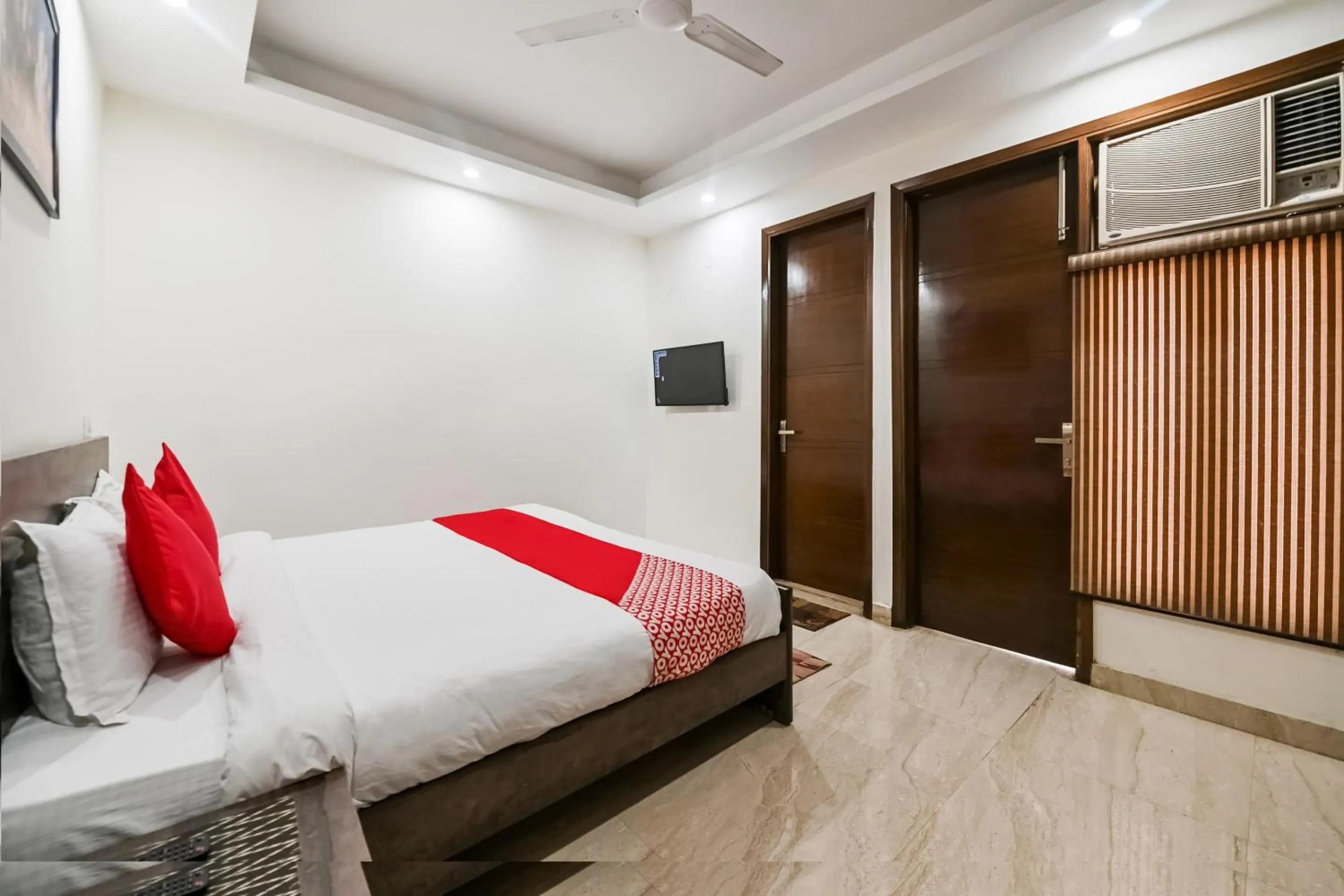 Bedroom, Bed in Hotel O Premium Rooms Chhatarpur