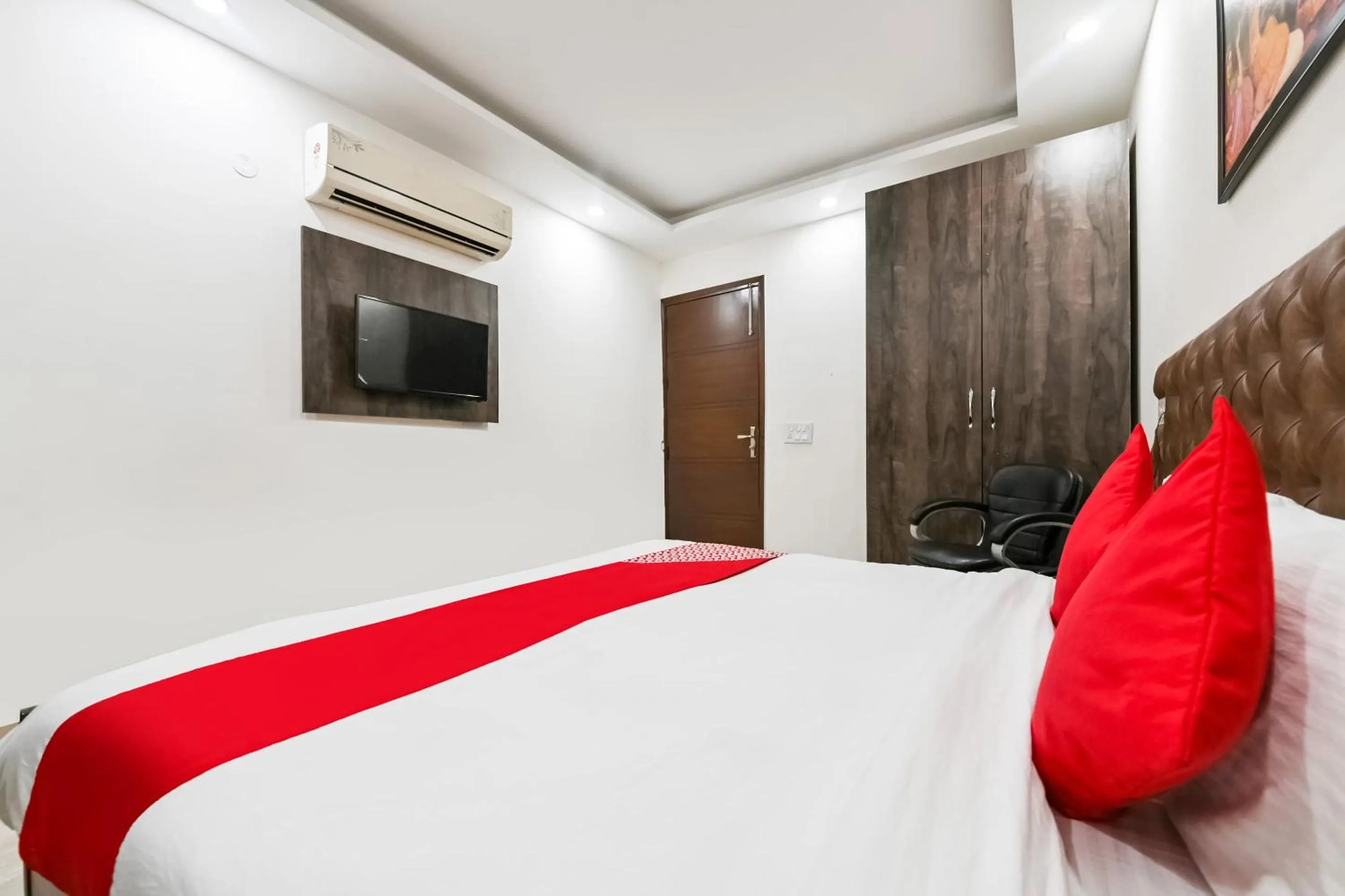 Bedroom, Bed in Hotel O Premium Rooms Chhatarpur