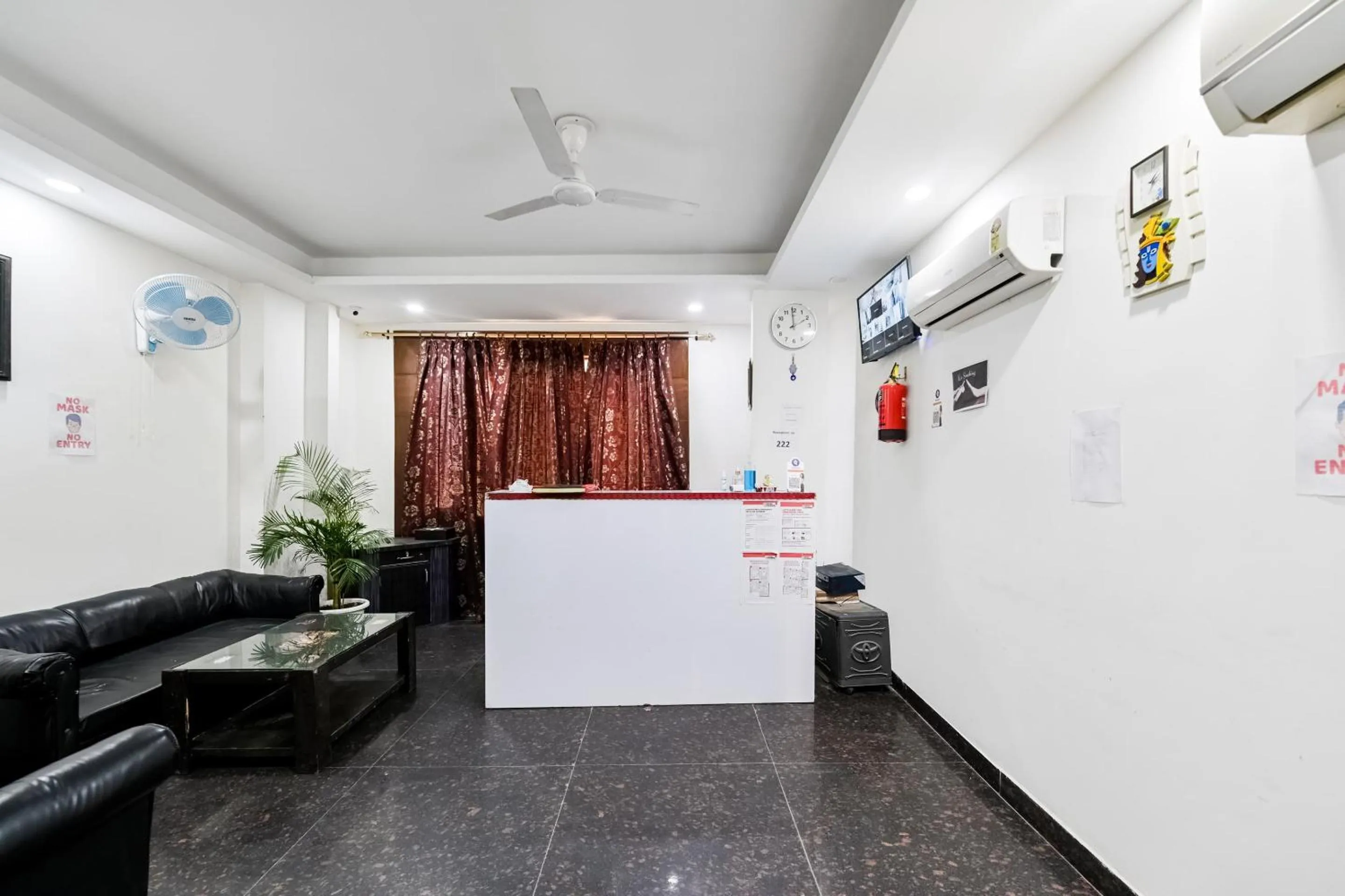 Lobby or reception in OYO White Rose Wallon Hotel Near Qutab Minar Metro Station