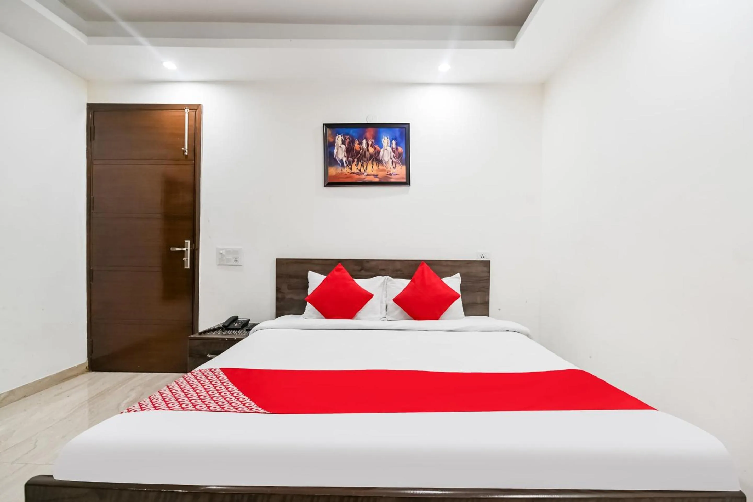 Lobby or reception, Bed in Hotel O Premium Rooms Chhatarpur