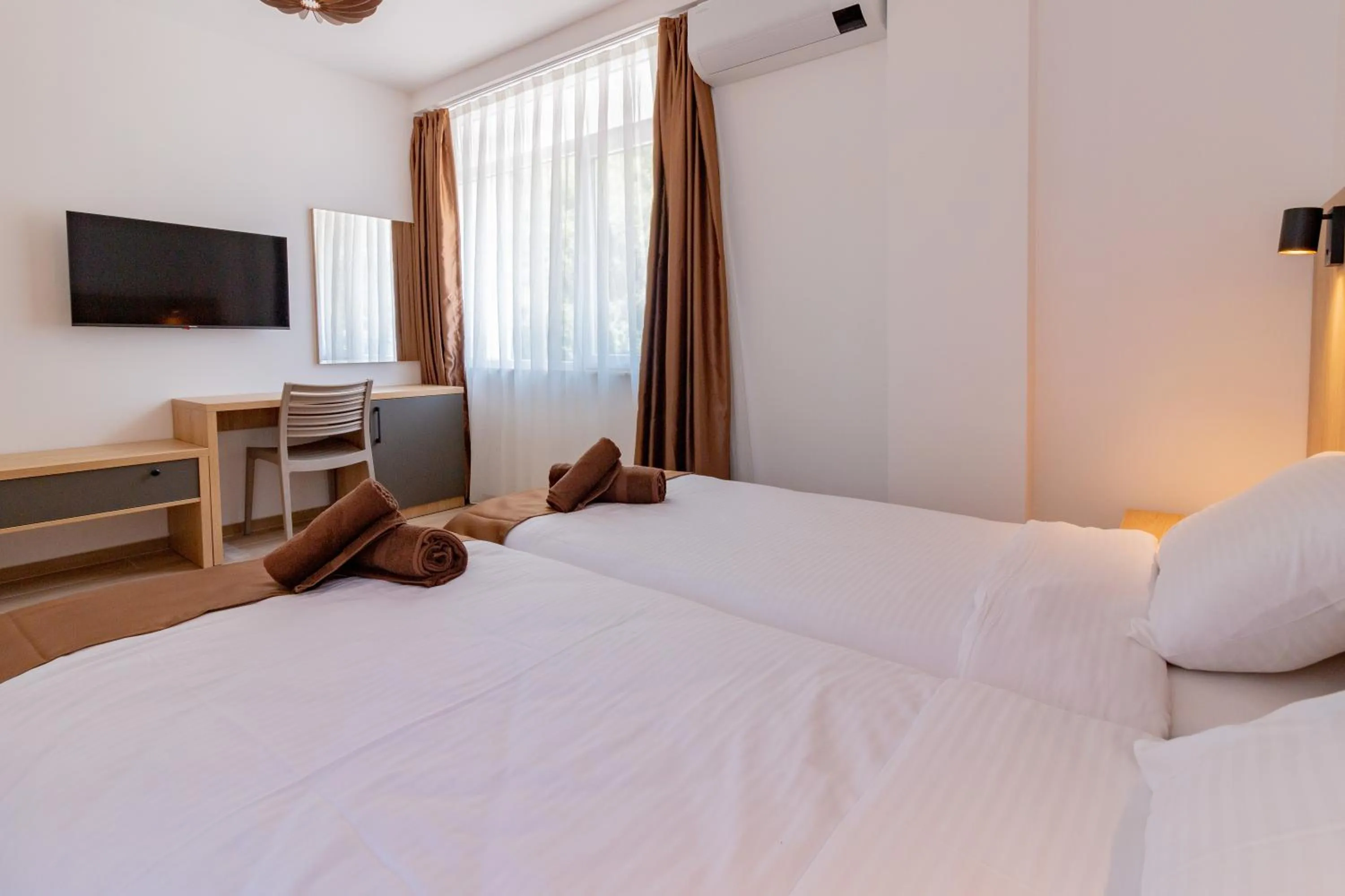 Bedroom, Bed in Lago Hotel