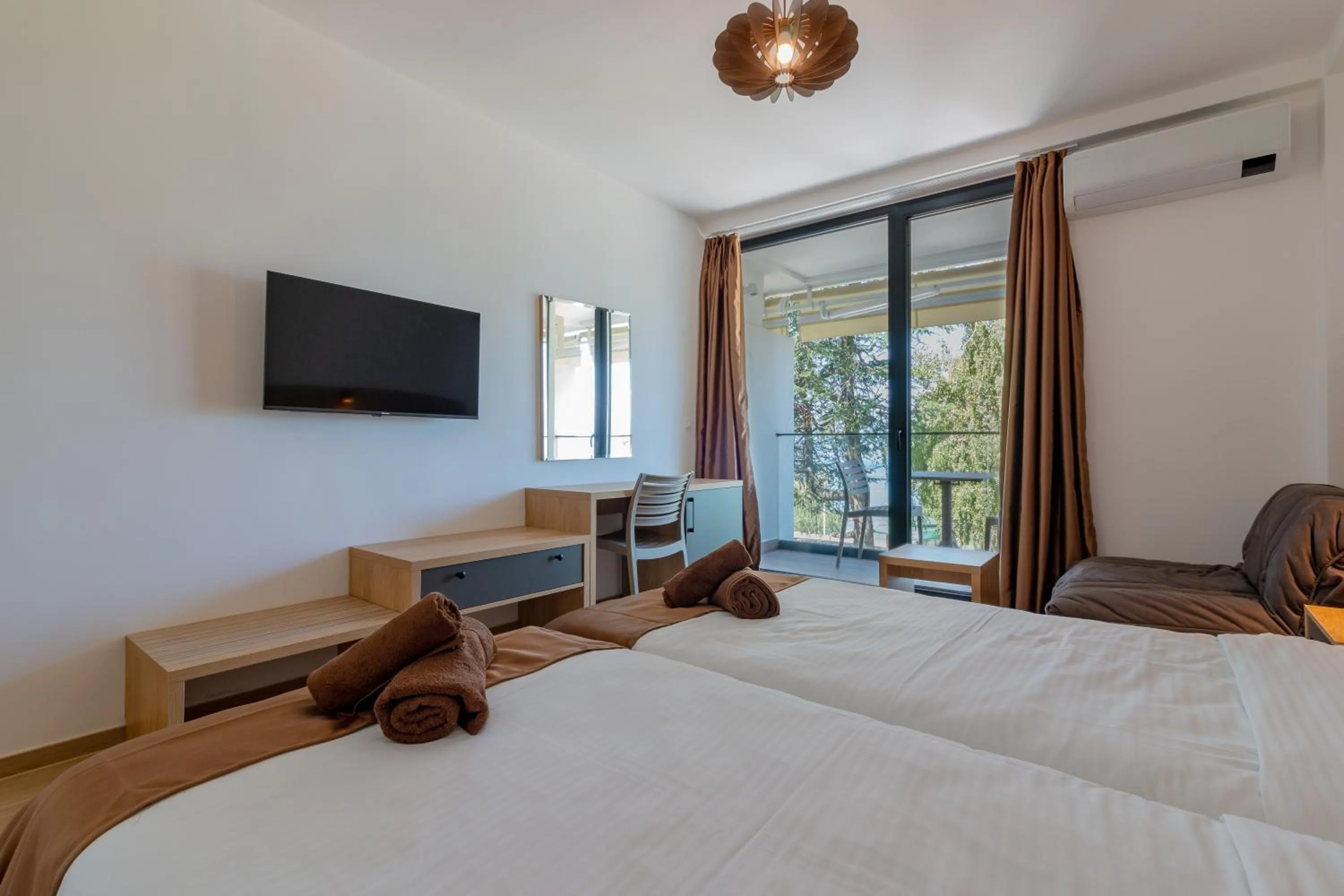 Bedroom, Bed in Lago Hotel