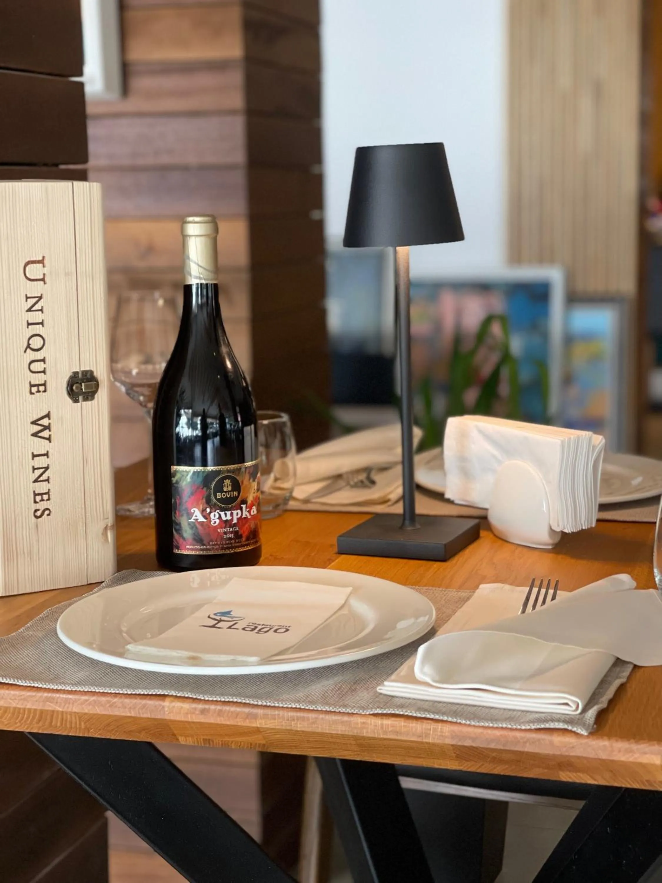 Restaurant/places to eat in Lago Hotel