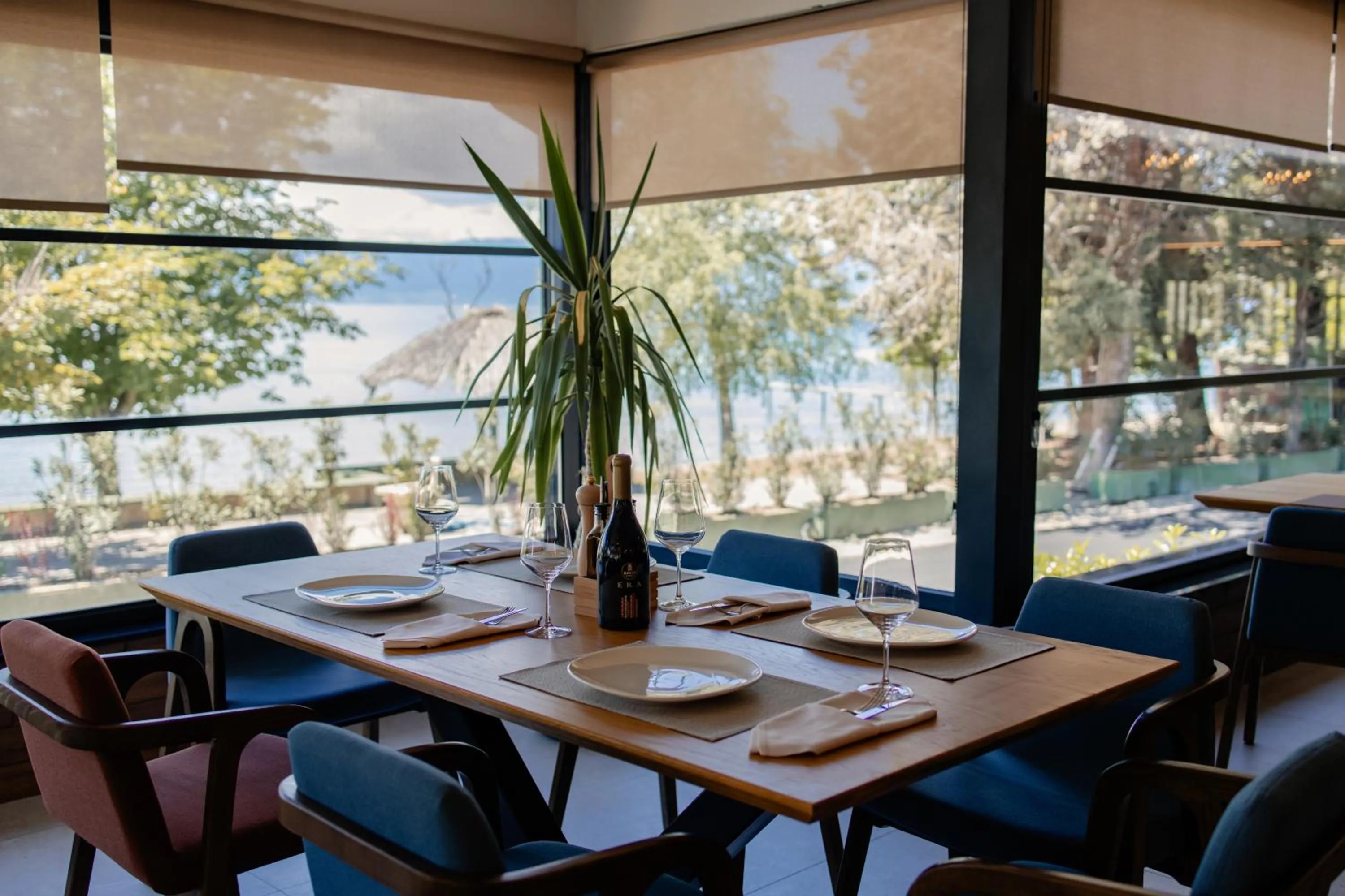 Restaurant/places to eat in Lago Hotel