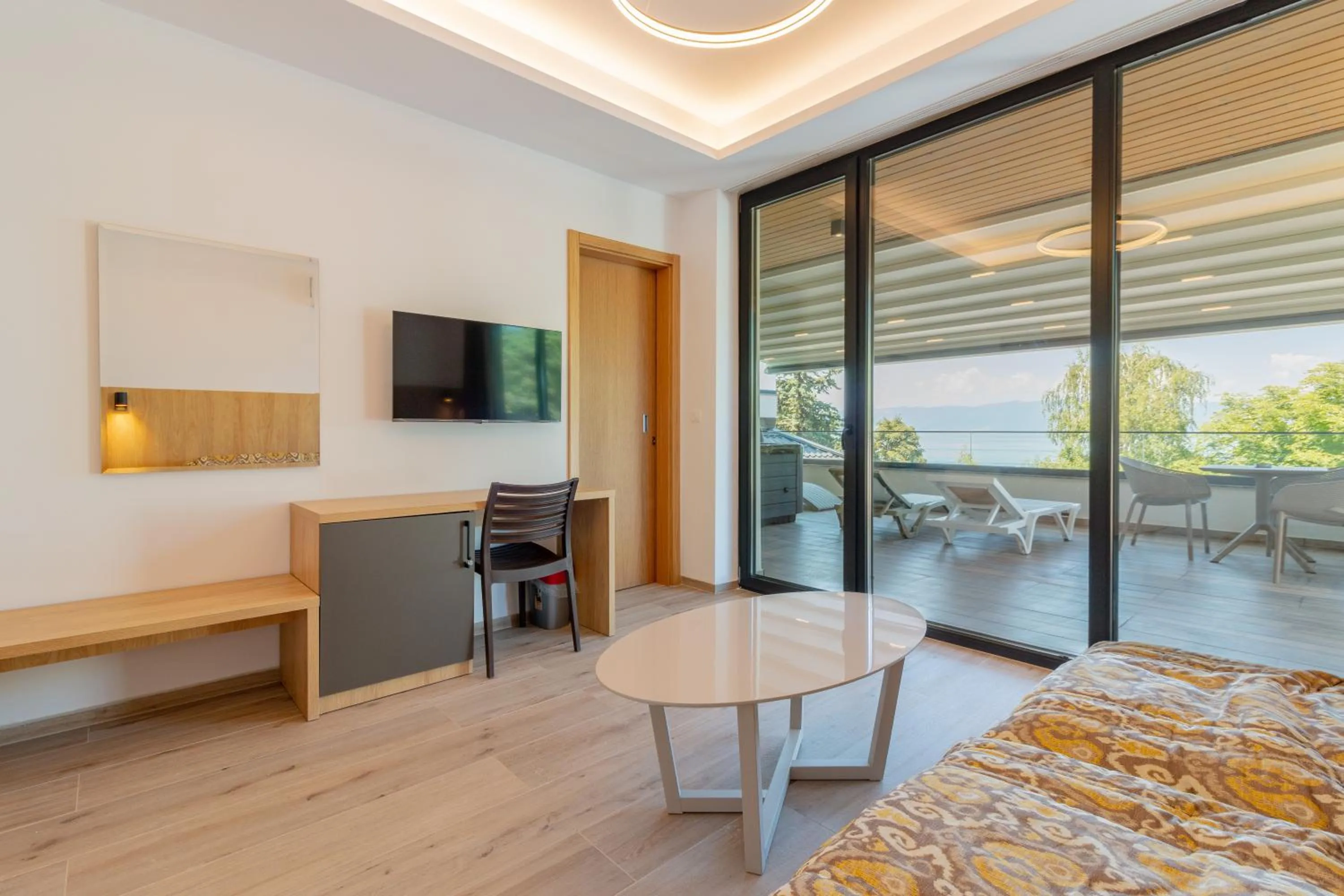 Seating area, Bed in Lago Hotel