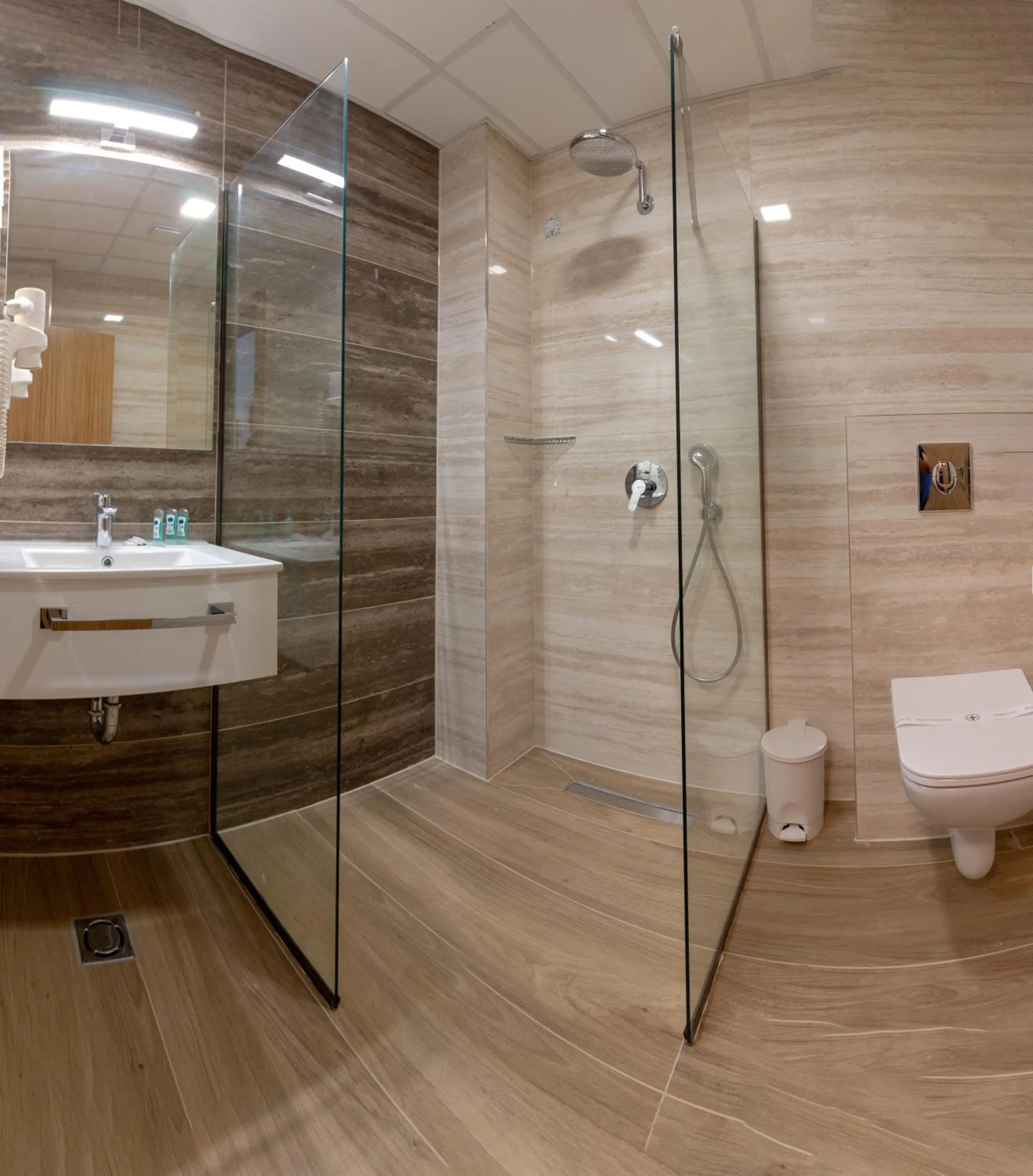 Bathroom in Lago Hotel