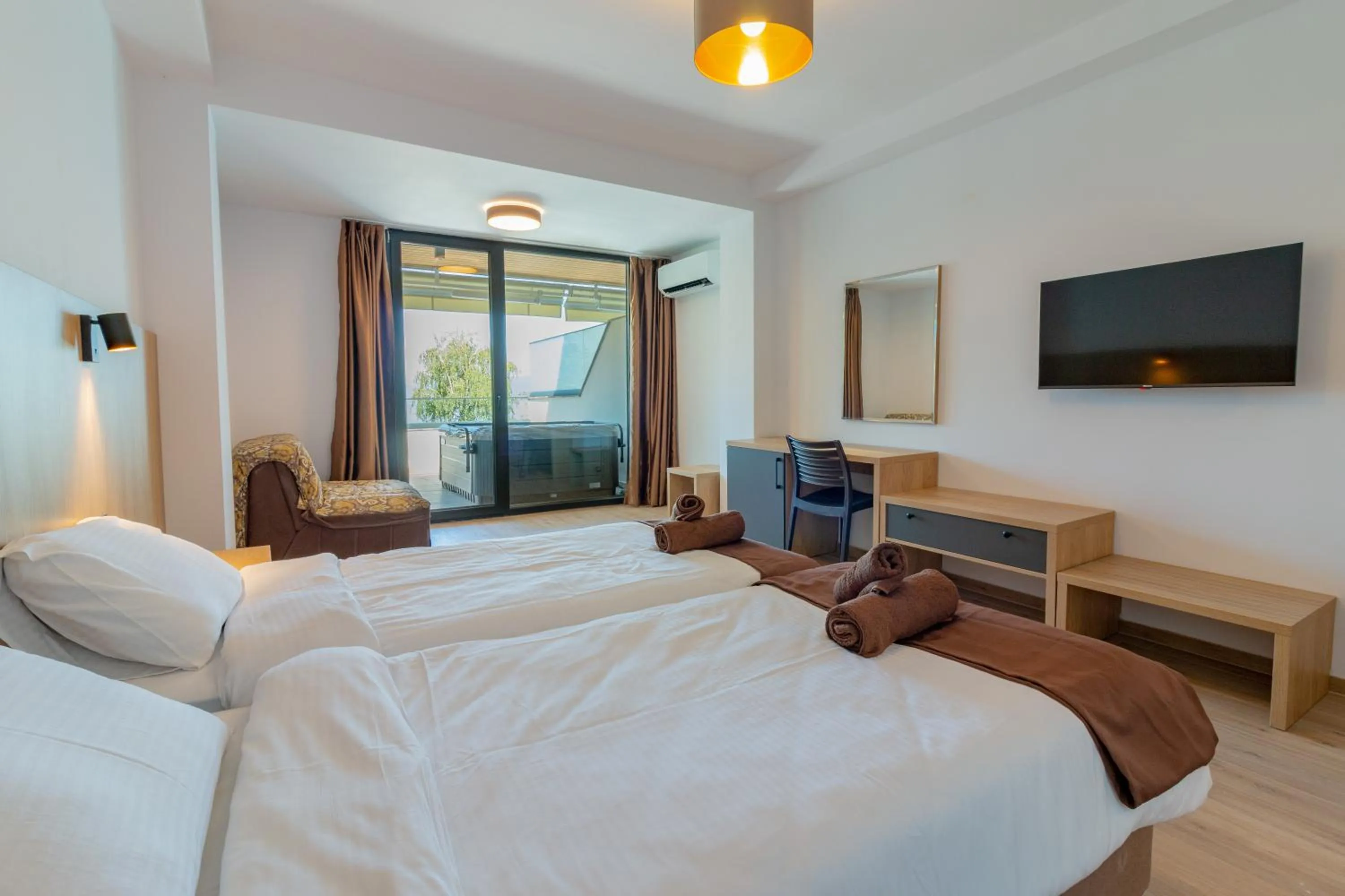 Photo of the whole room, Bed in Lago Hotel