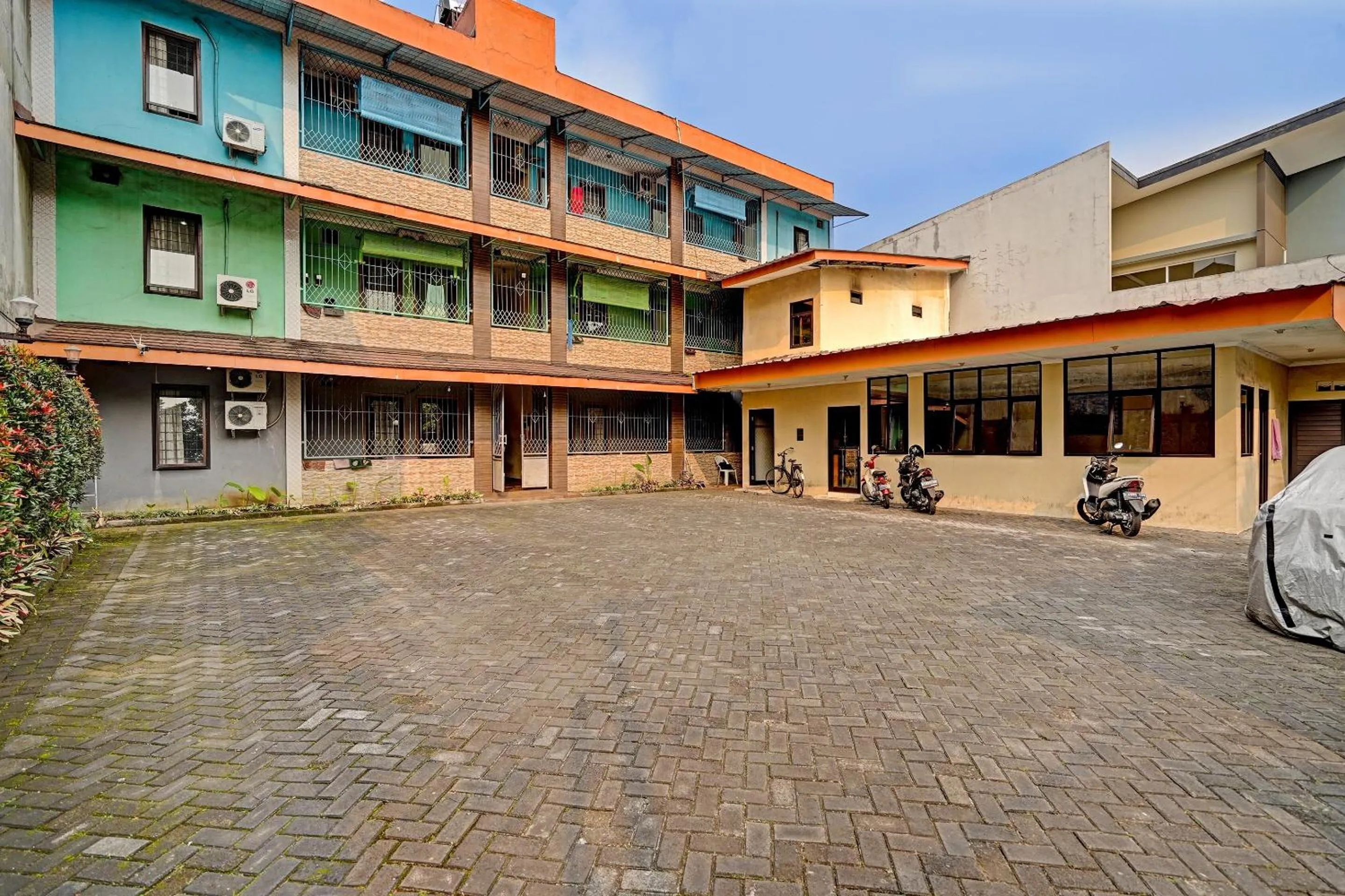 Facade/entrance in OYO 91547 Graha Hermawan Guest House Syariah