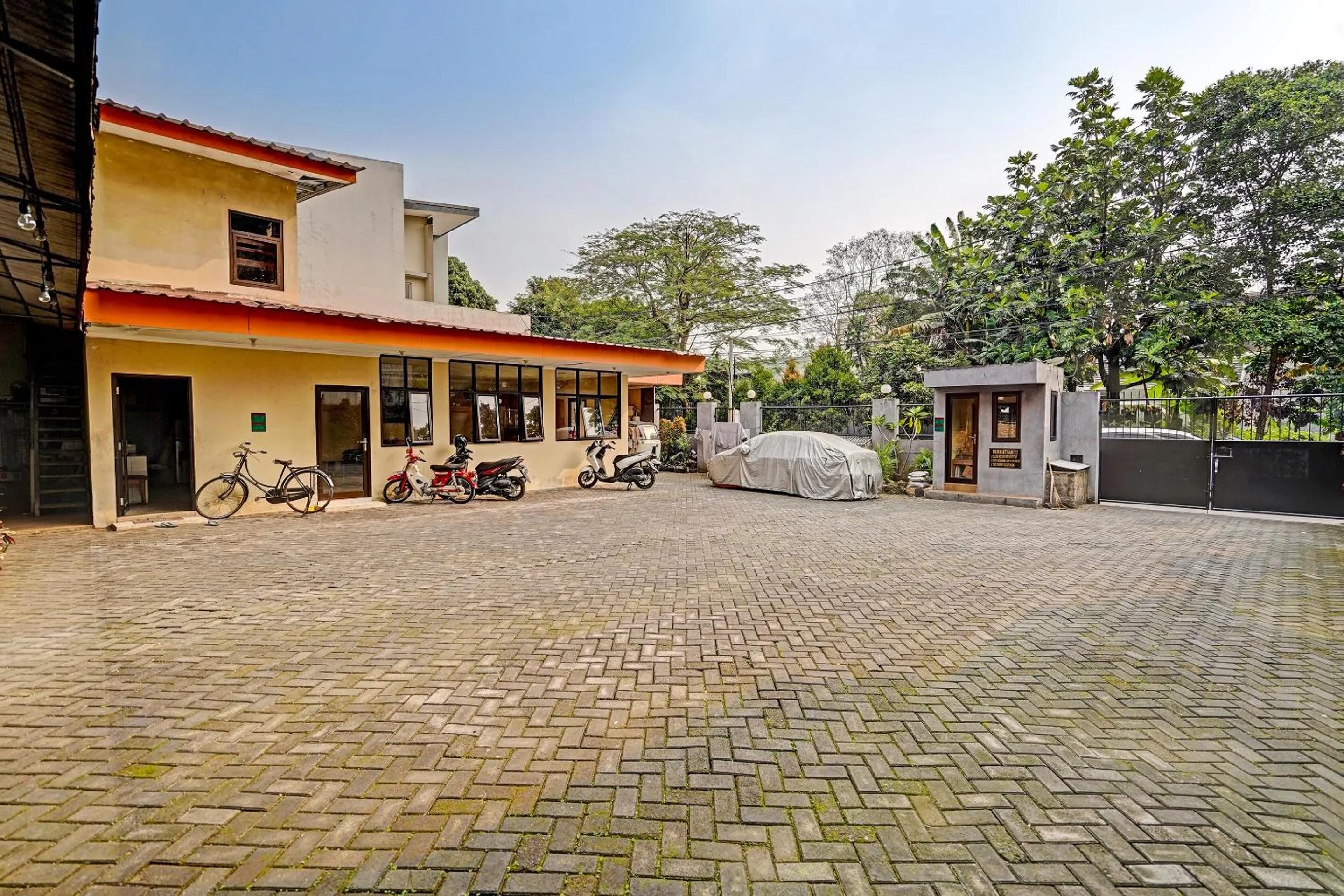 Facade/entrance in OYO 91547 Graha Hermawan Guest House Syariah