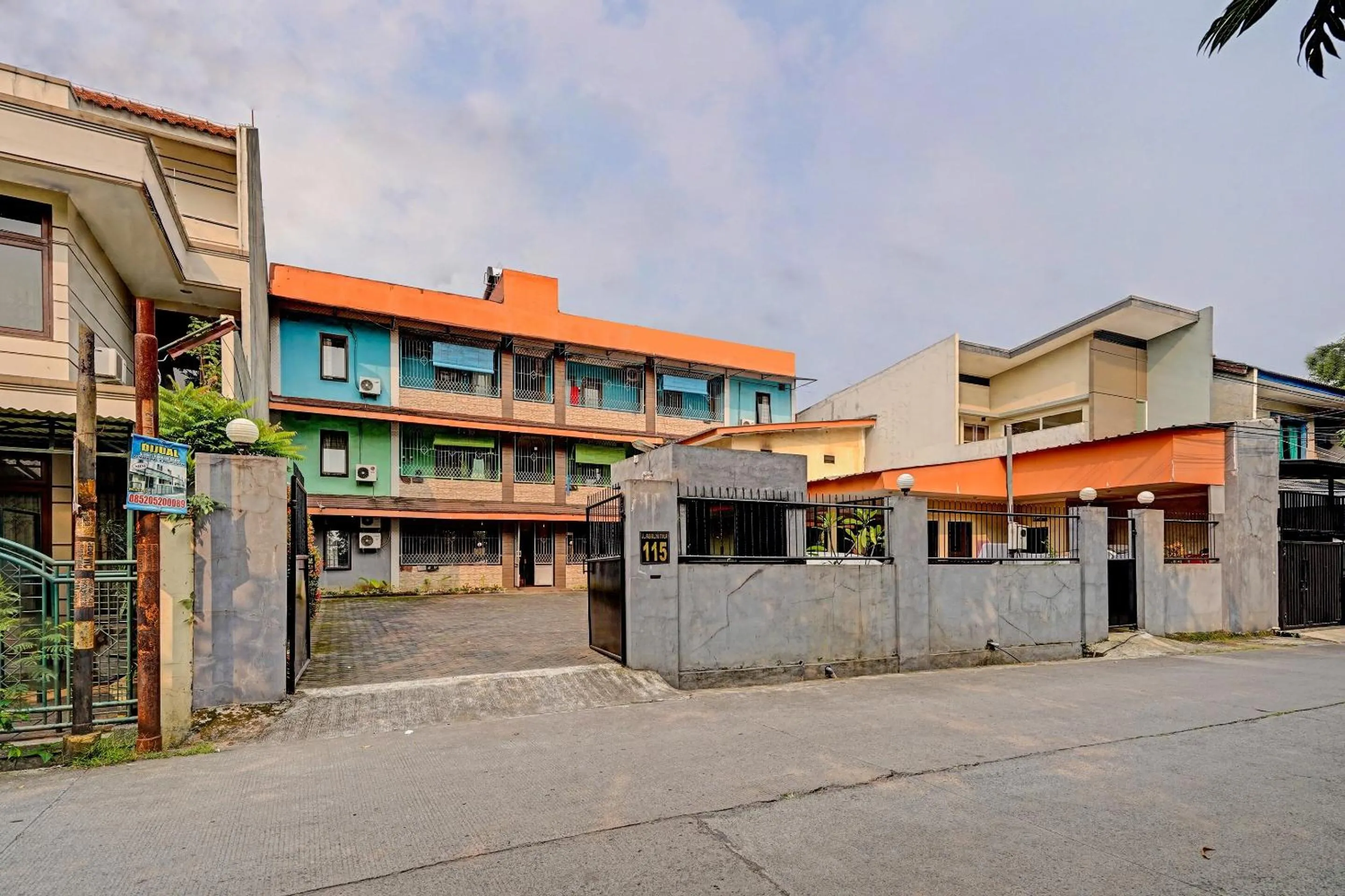 Facade/entrance in OYO 91547 Graha Hermawan Guest House Syariah