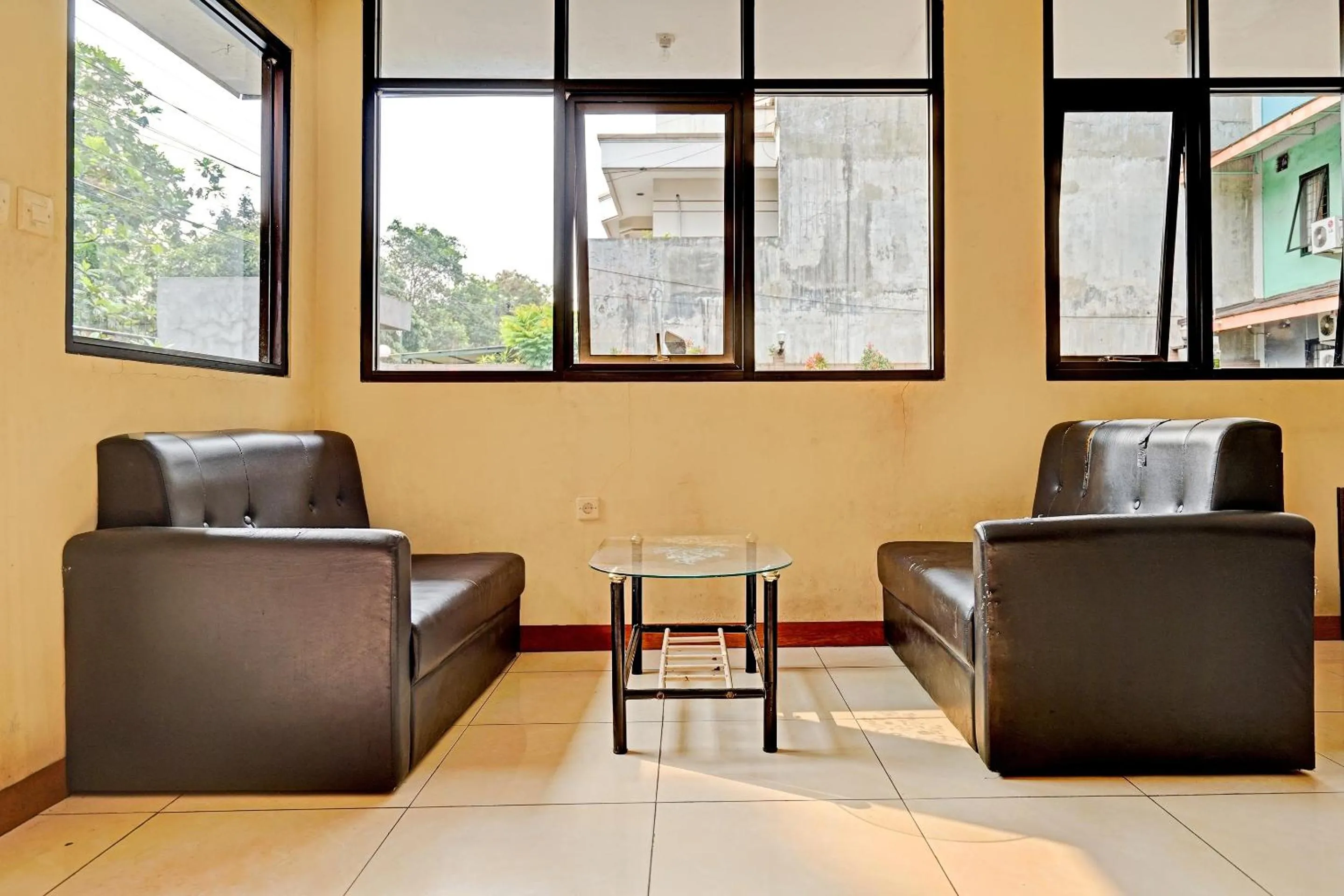 Lobby or reception in OYO 91547 Graha Hermawan Guest House Syariah