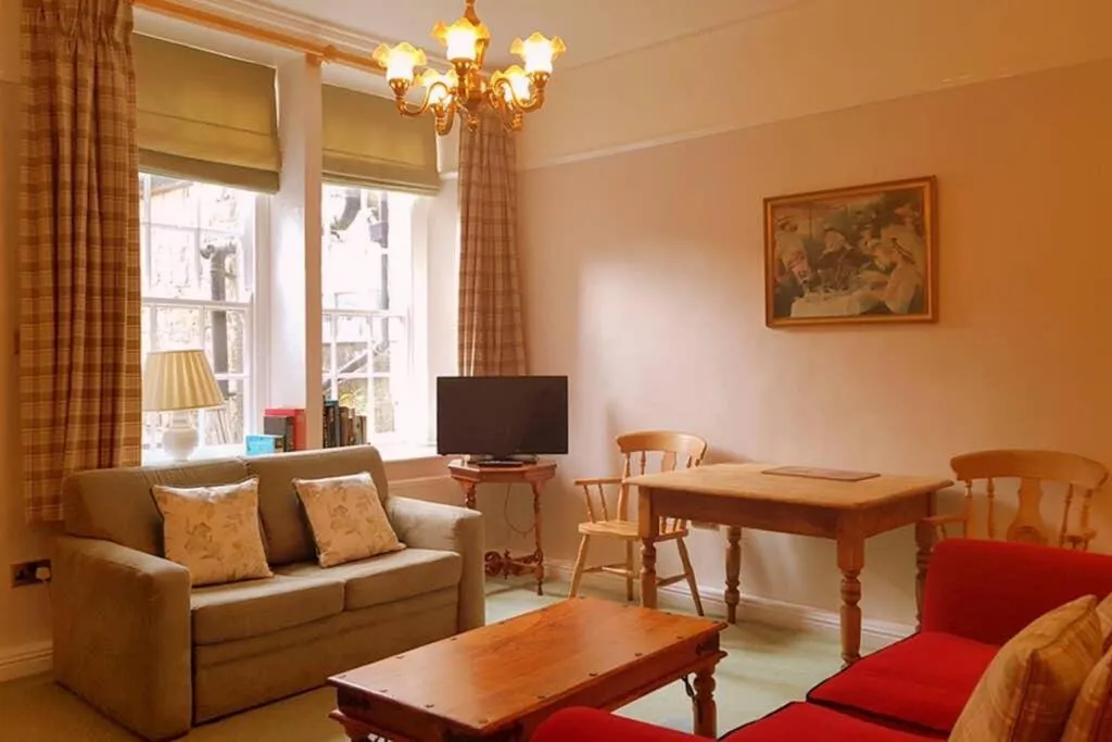 No 6 The Square Tearooms & Accommodation