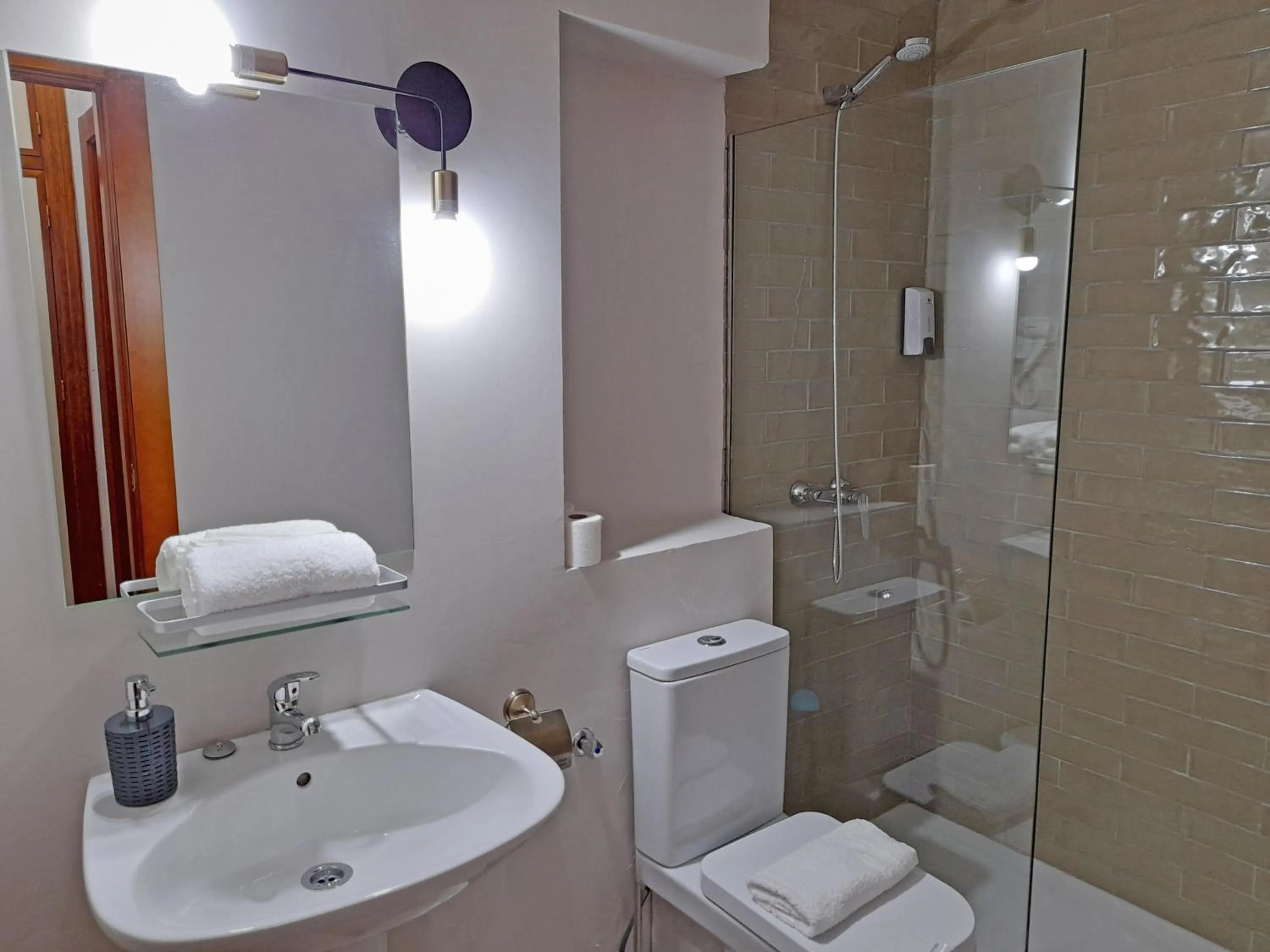 Bathroom in Apartamentos Alhambra Granada 3000