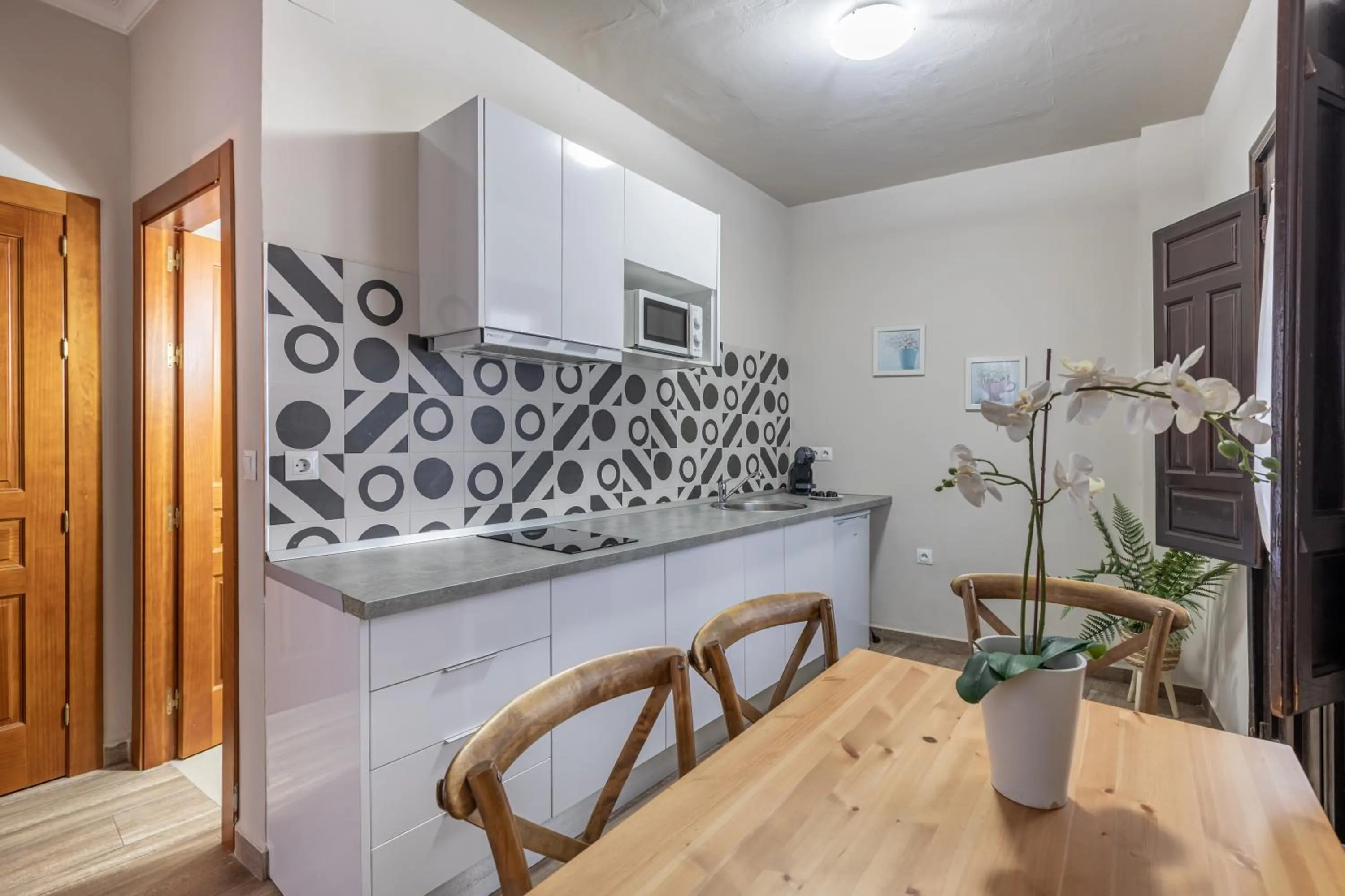 Kitchen or kitchenette in Apartamentos Alhambra Granada 3000