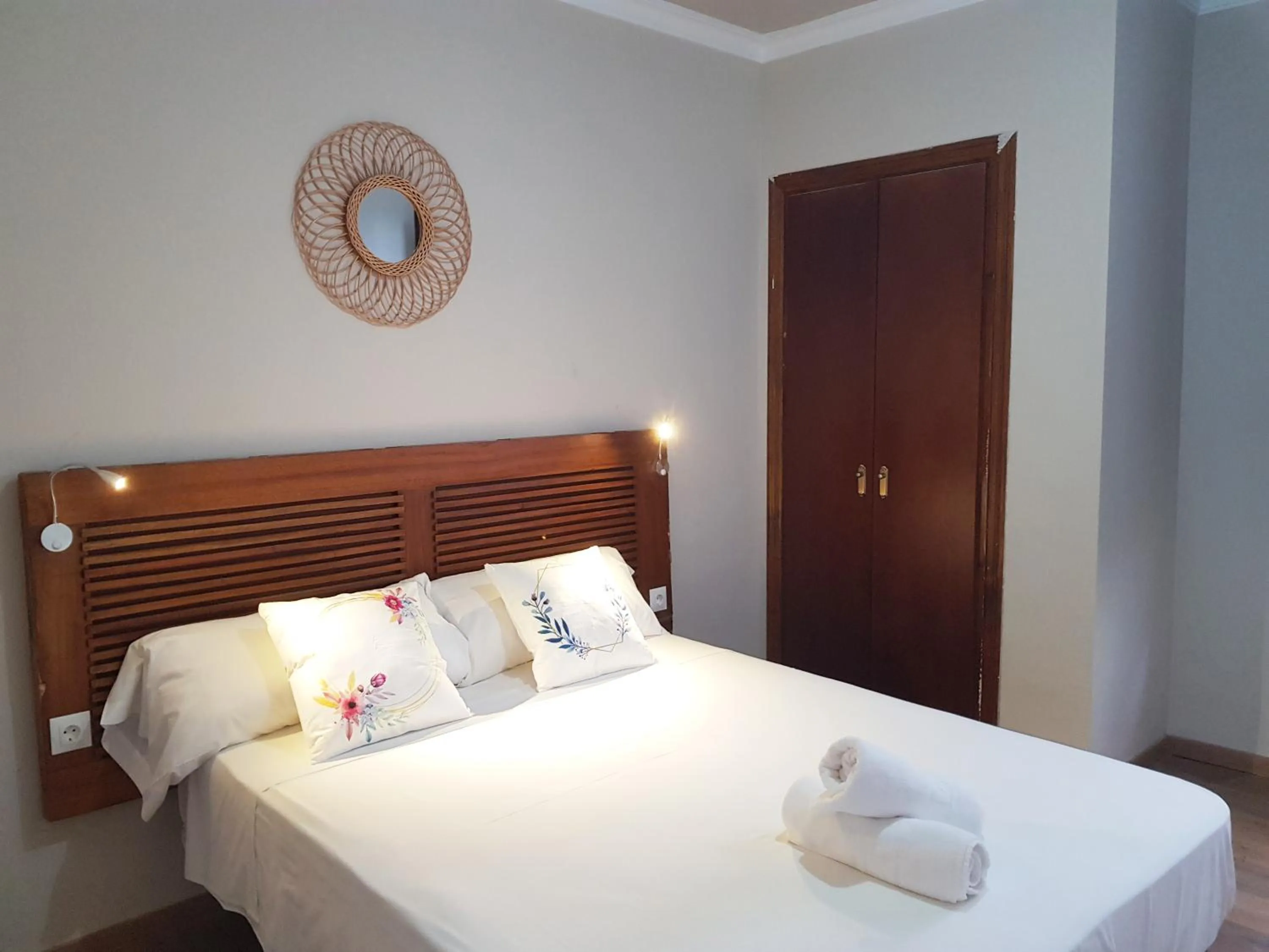 Bedroom, Bed in Apartamentos Alhambra Granada 3000