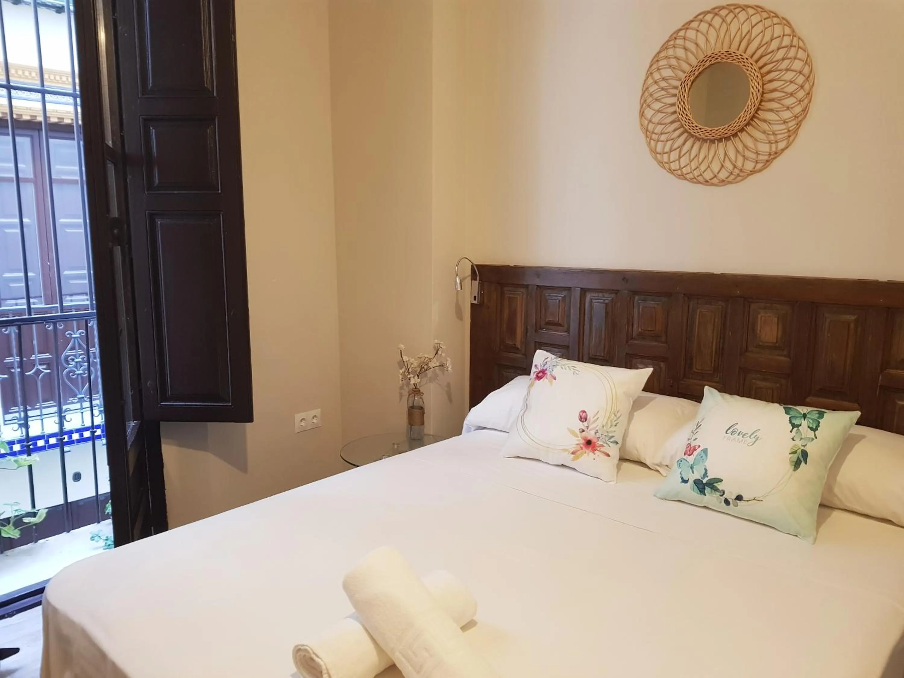 Bedroom, Bed in Apartamentos Alhambra Granada 3000