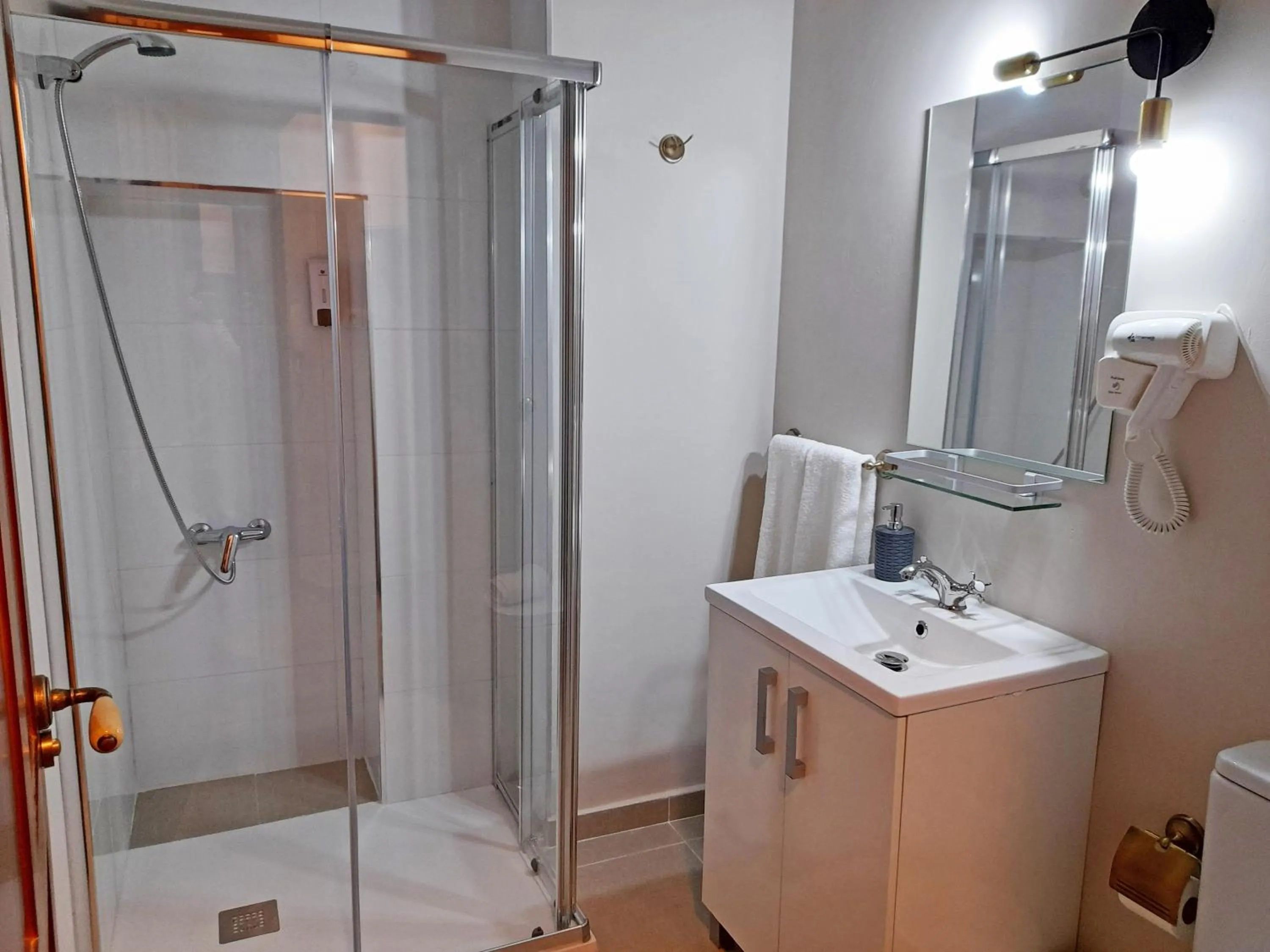 Bathroom in Apartamentos Alhambra Granada 3000