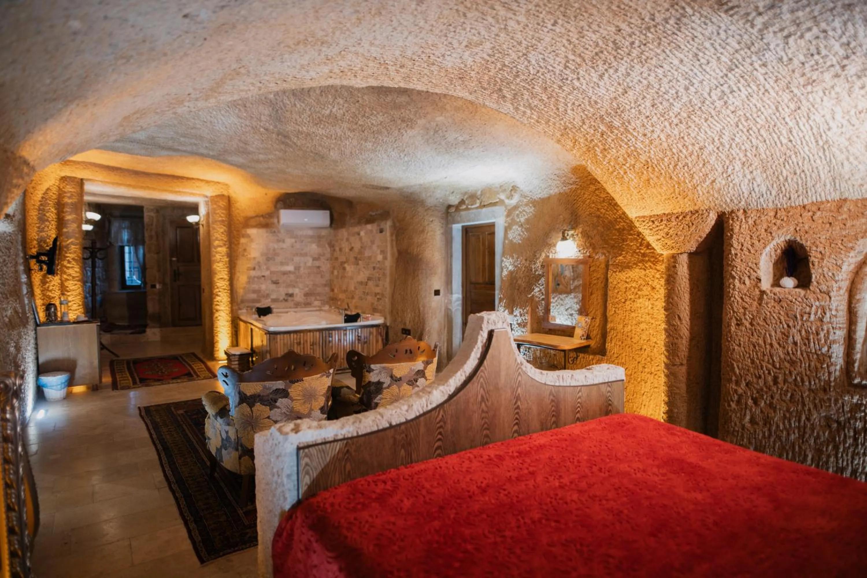 Photo of the whole room, Bed in Cappadocia Cave Lodge