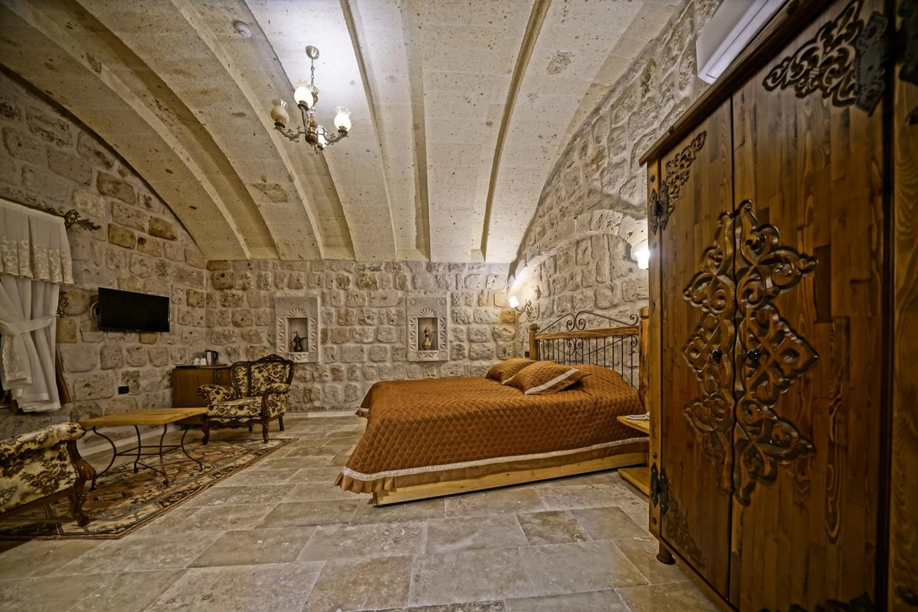 Photo of the whole room, Bed in Cappadocia Cave Lodge