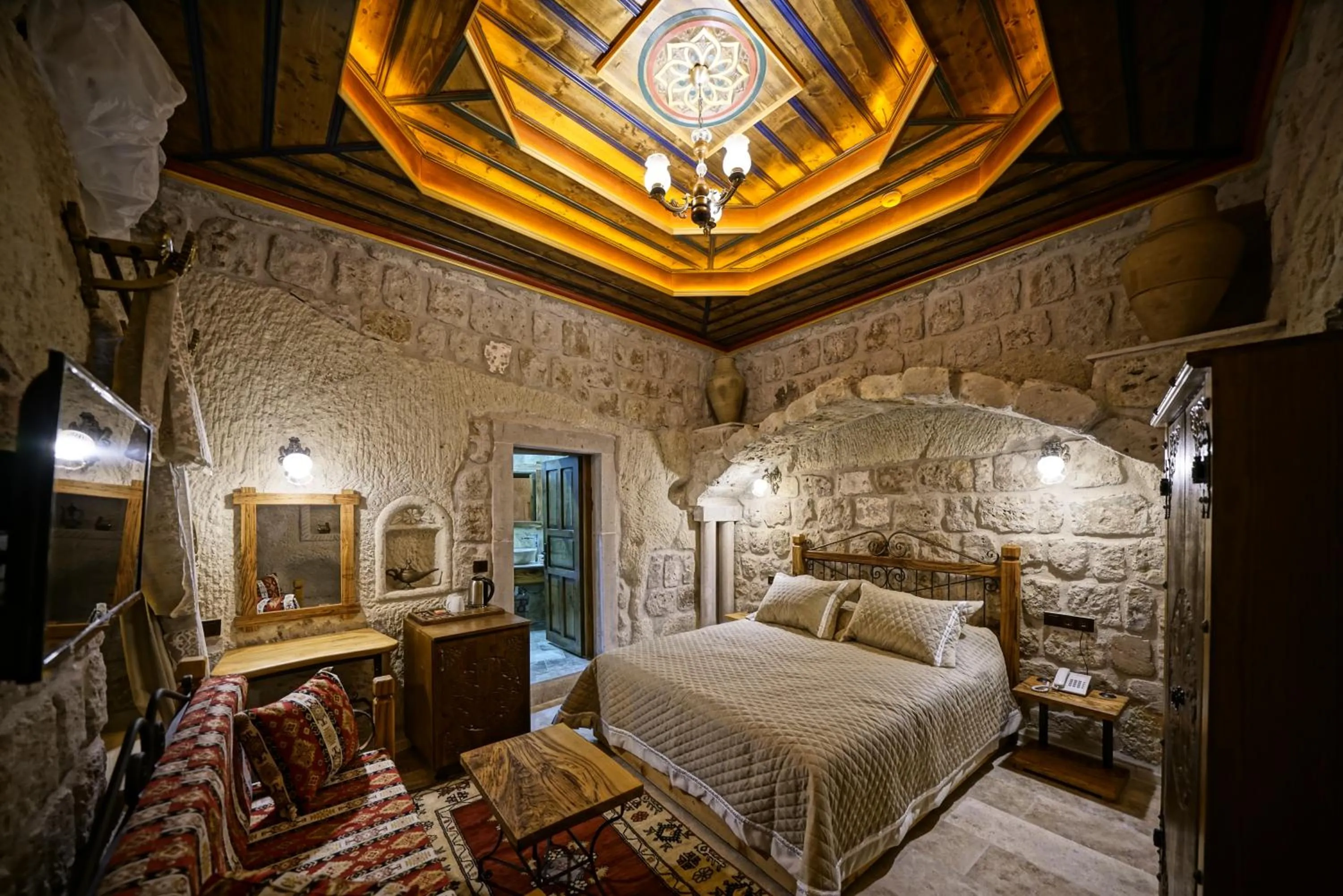 Photo of the whole room, Bed in Cappadocia Cave Lodge
