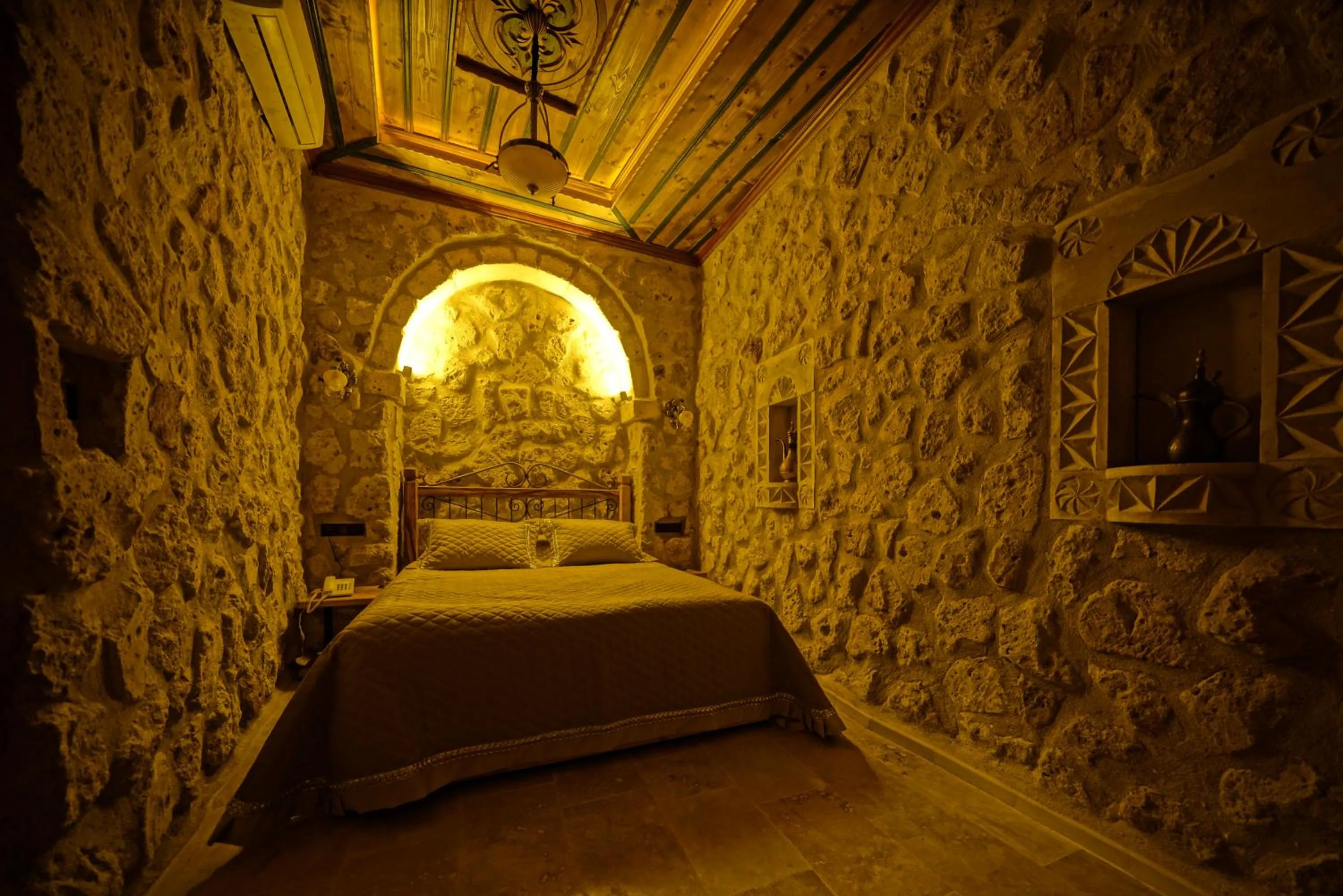 Photo of the whole room, Bed in Cappadocia Cave Lodge