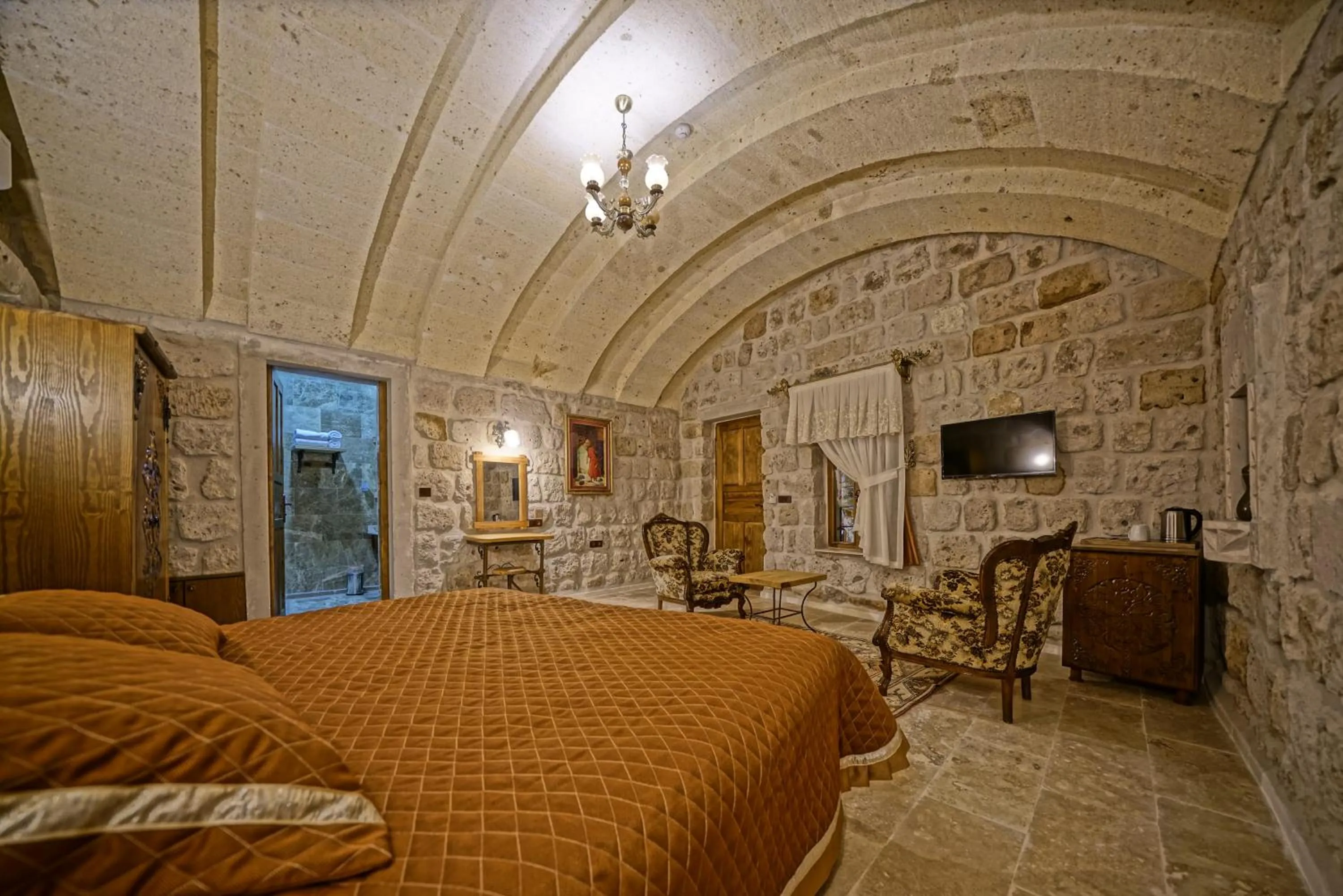 Photo of the whole room, Bed in Cappadocia Cave Lodge