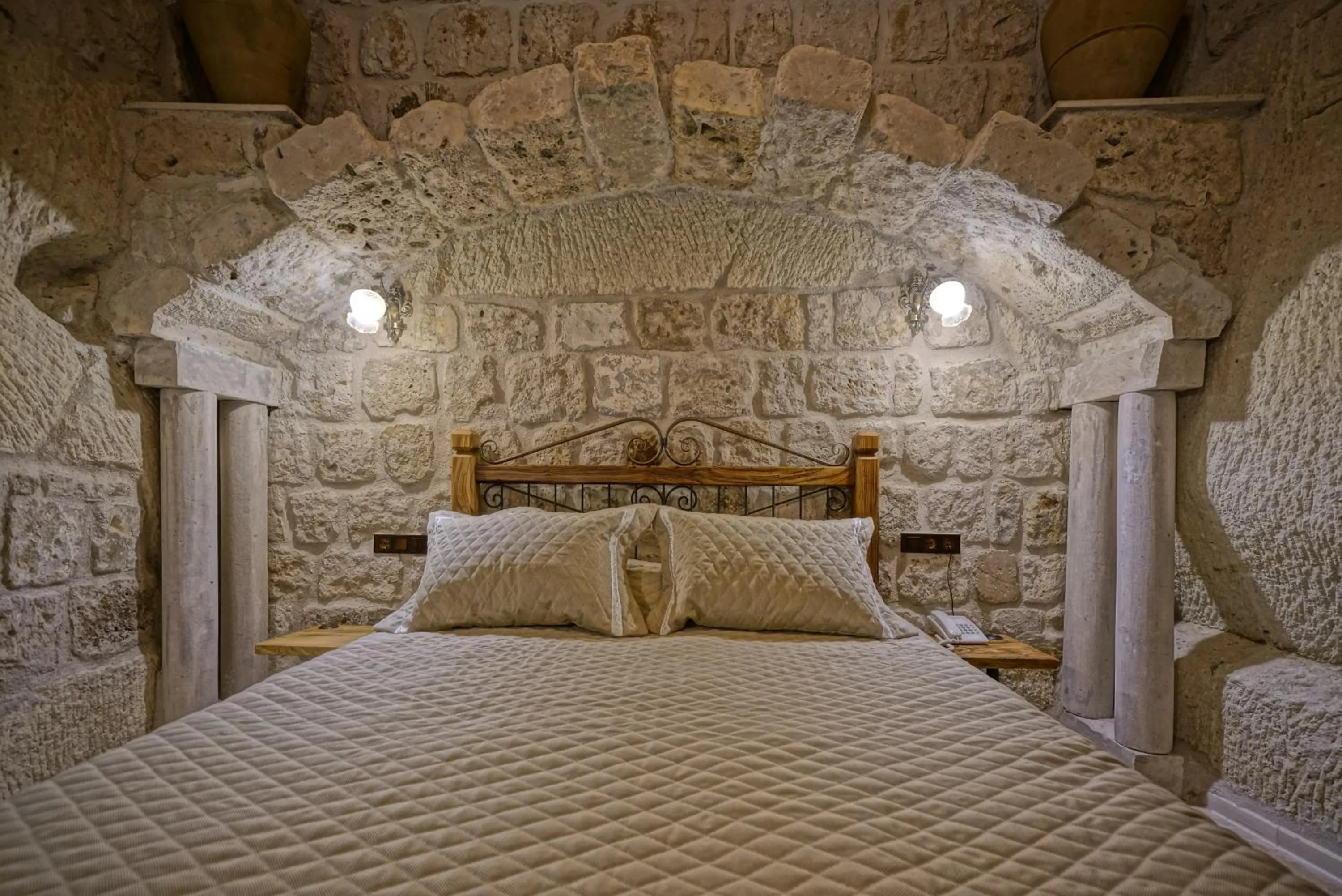 Photo of the whole room, Bed in Cappadocia Cave Lodge