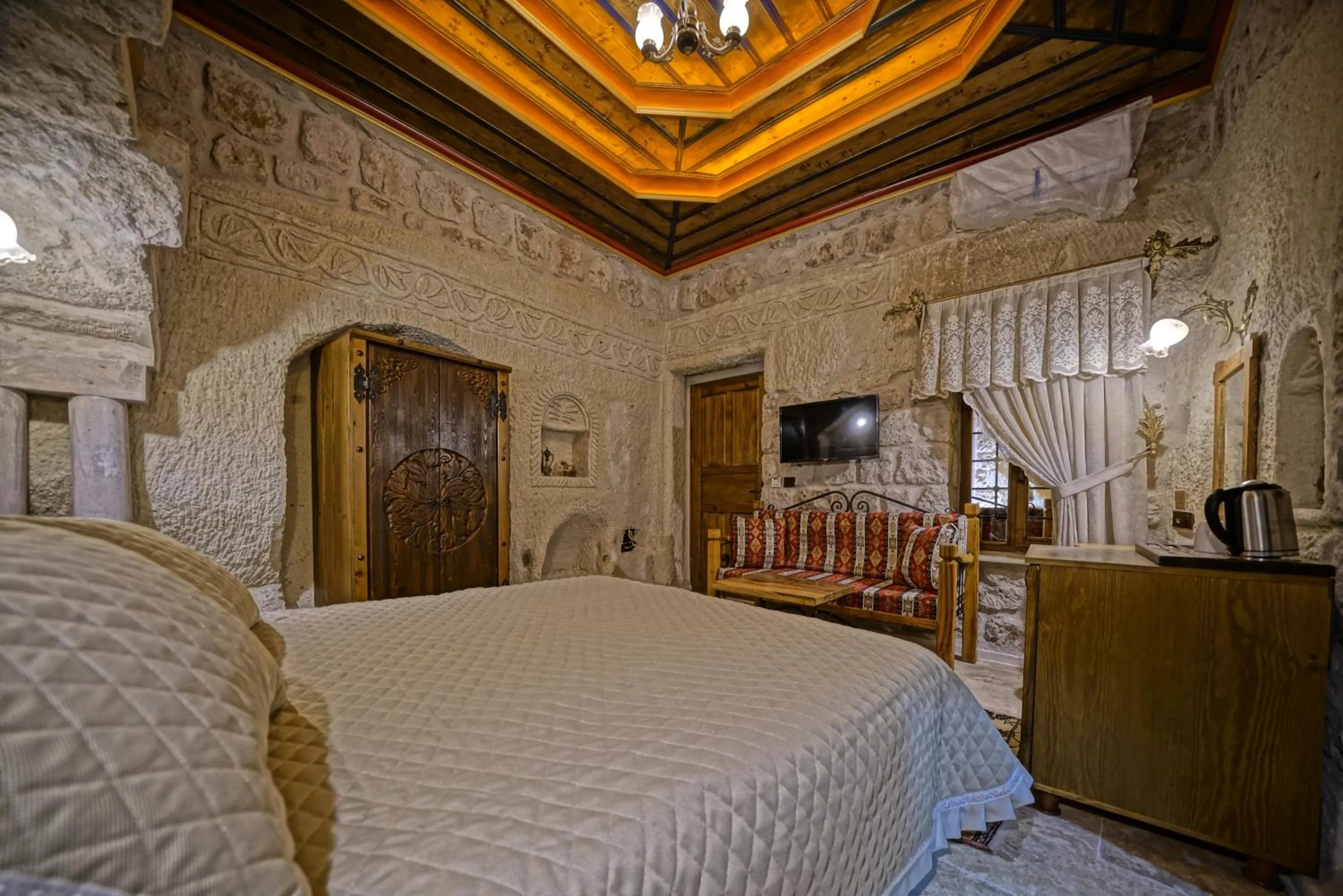 Photo of the whole room, Bed in Cappadocia Cave Lodge
