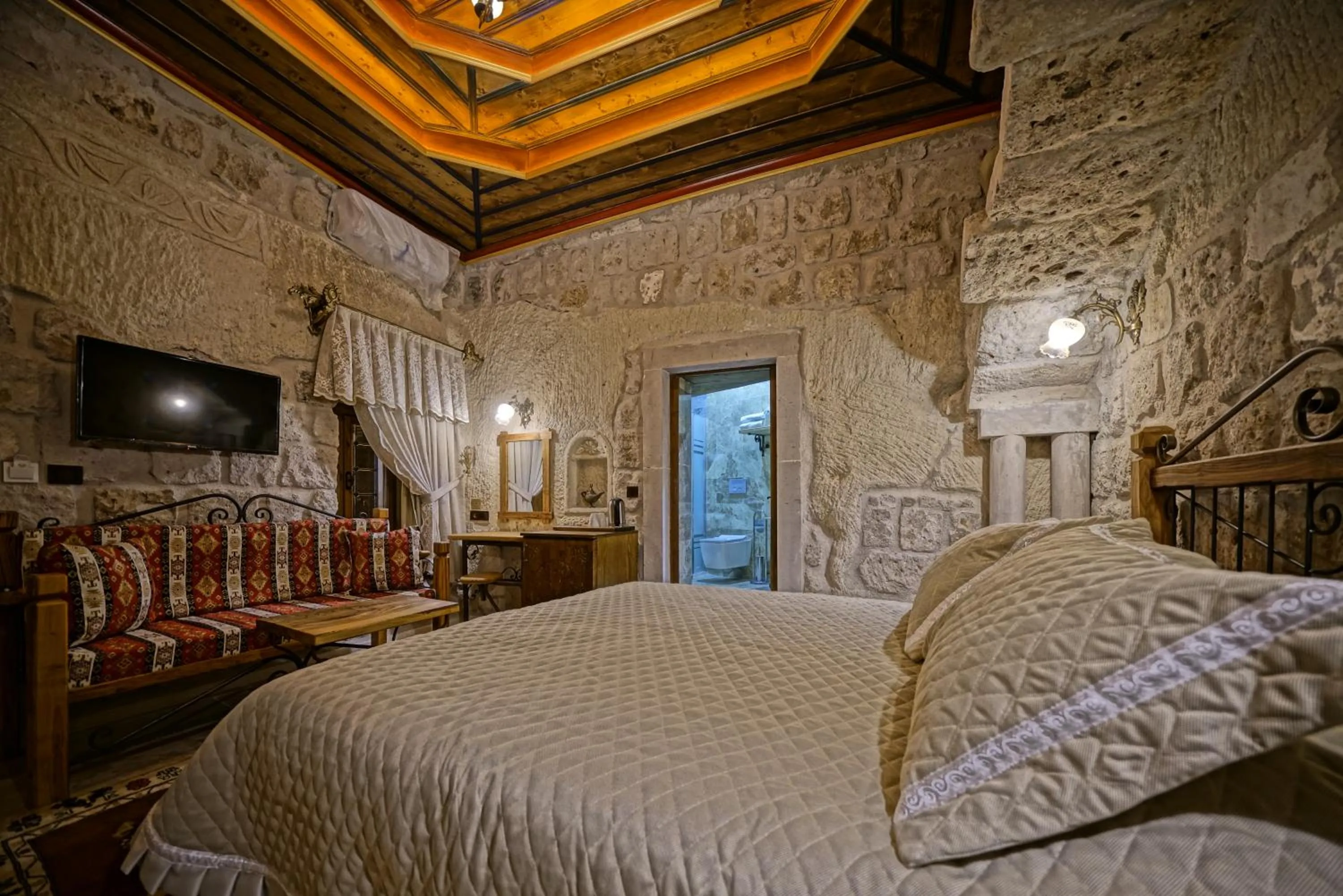 Coffee/tea facilities, Bed in Cappadocia Cave Lodge