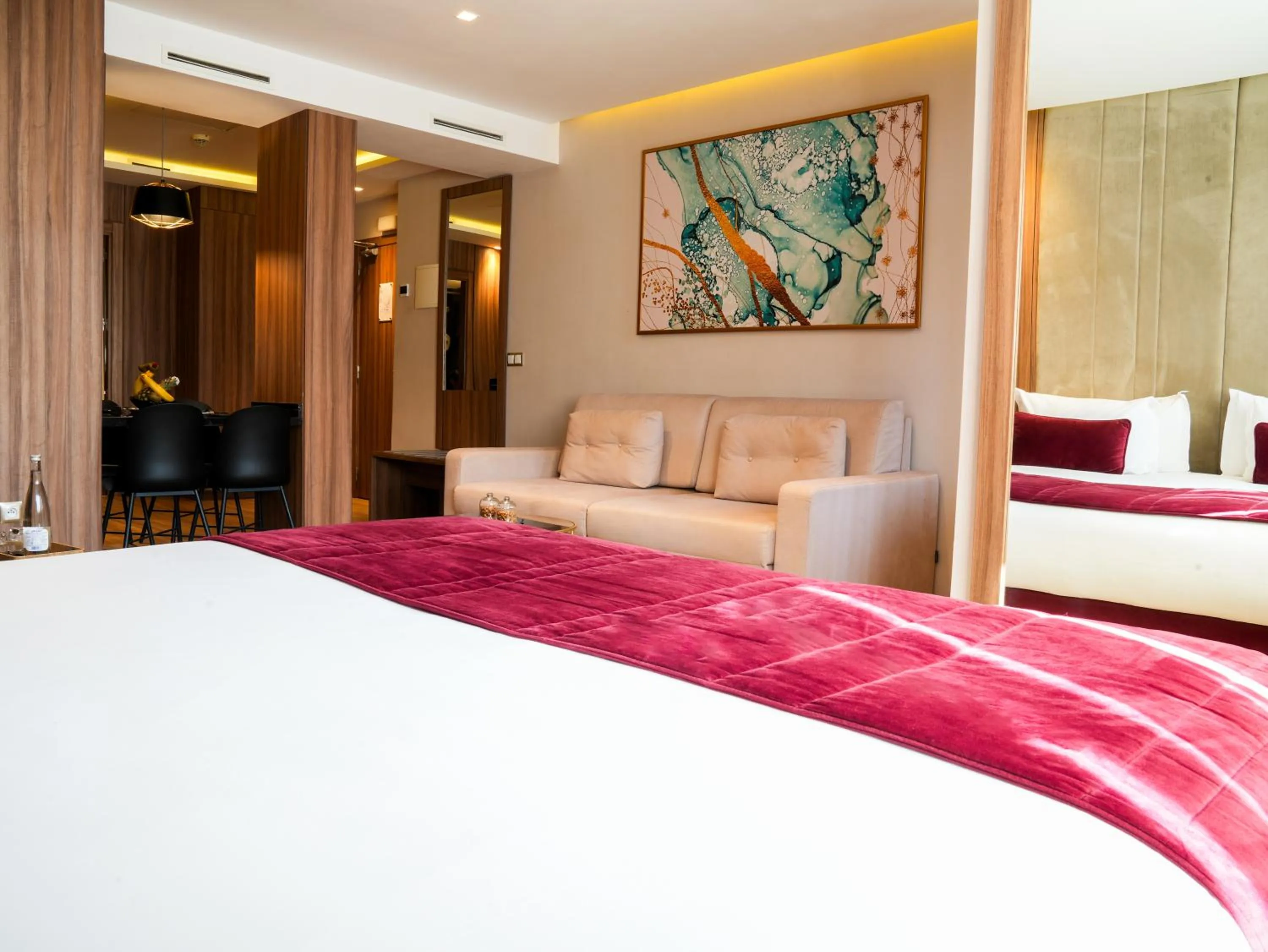 Bedroom, Bed in First Suites Hôtel