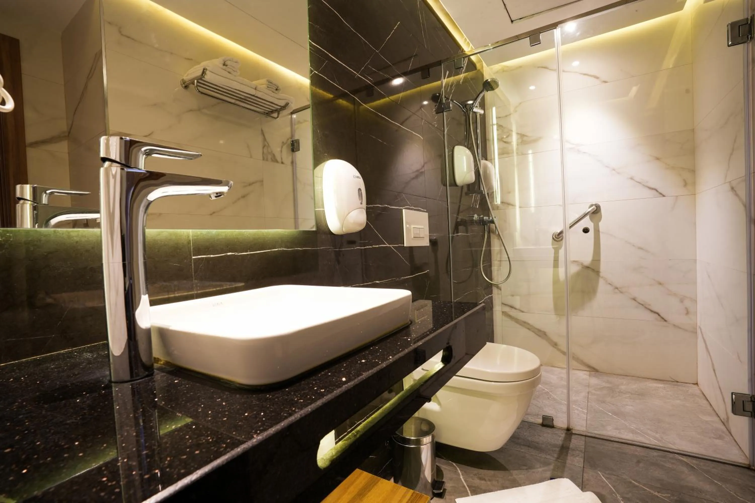 Bathroom in First Suites Hôtel