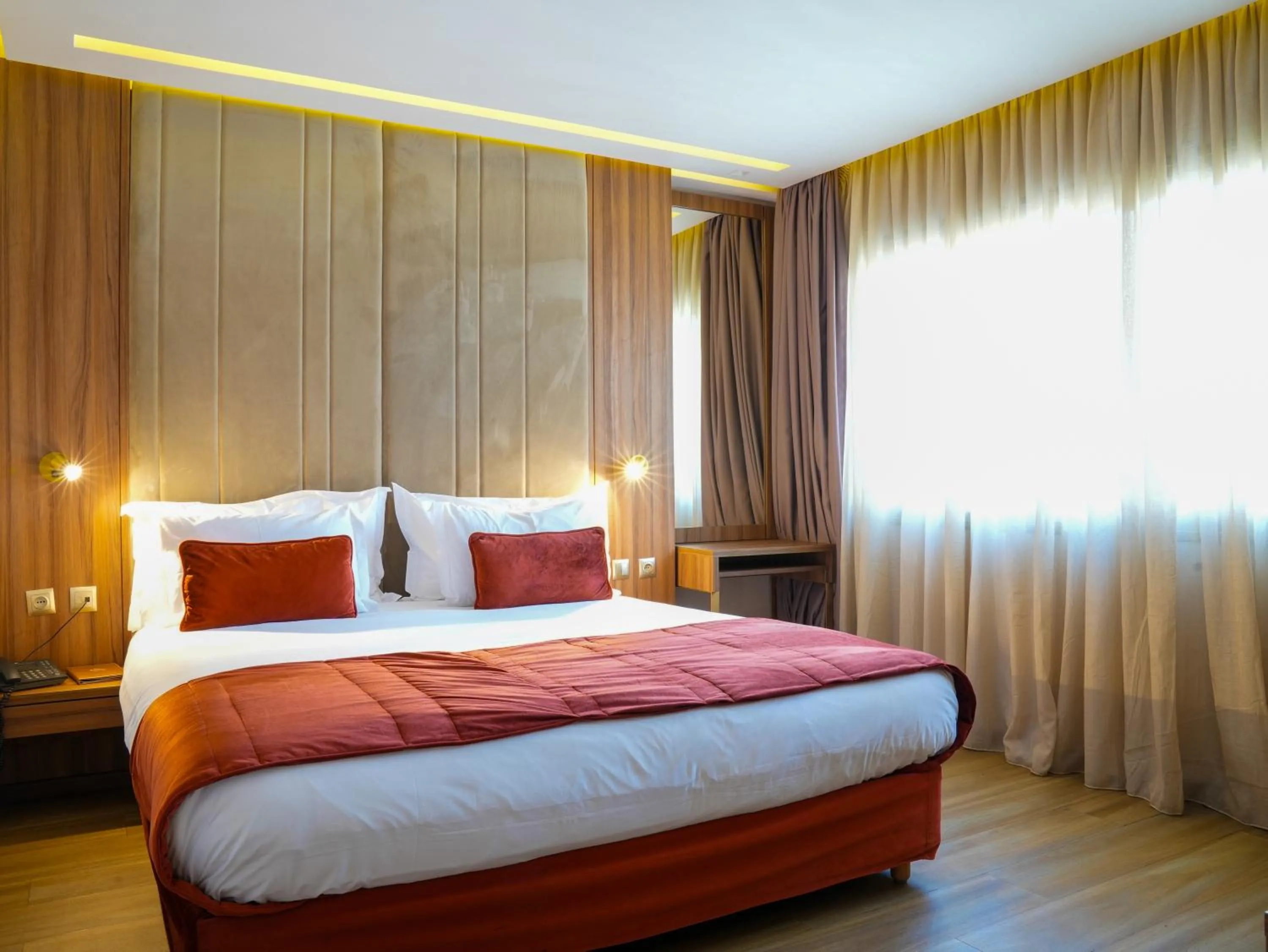 Bed in First Suites Hôtel