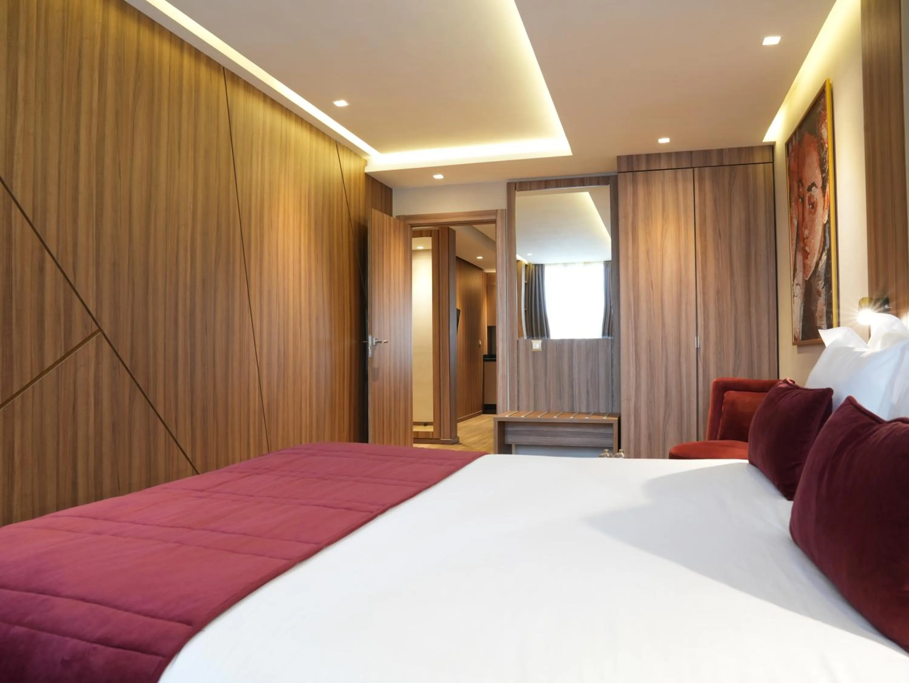 Bed in First Suites Hôtel