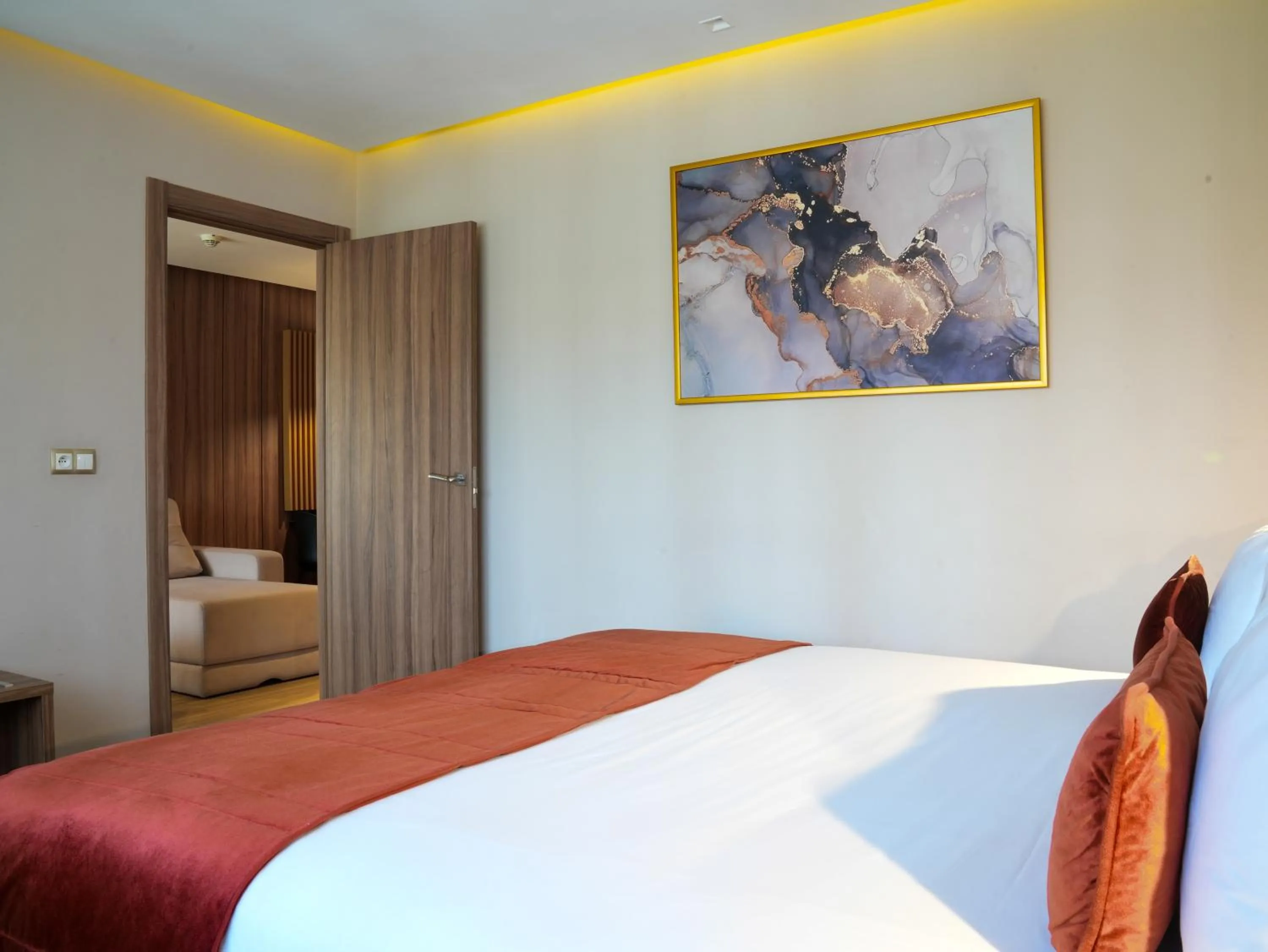 Bedroom, Bed in First Suites Hôtel