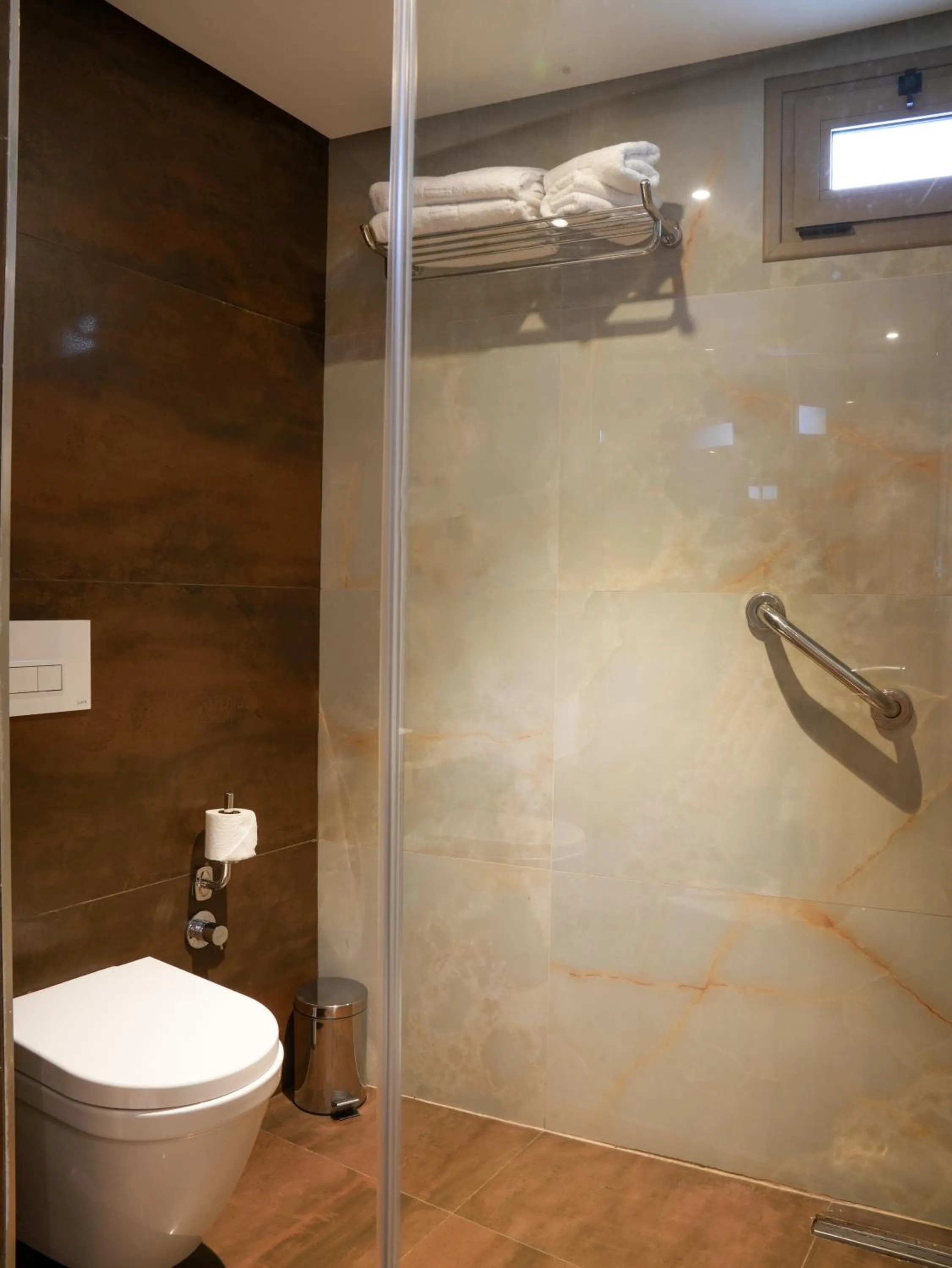 Toilet in First Suites Hôtel