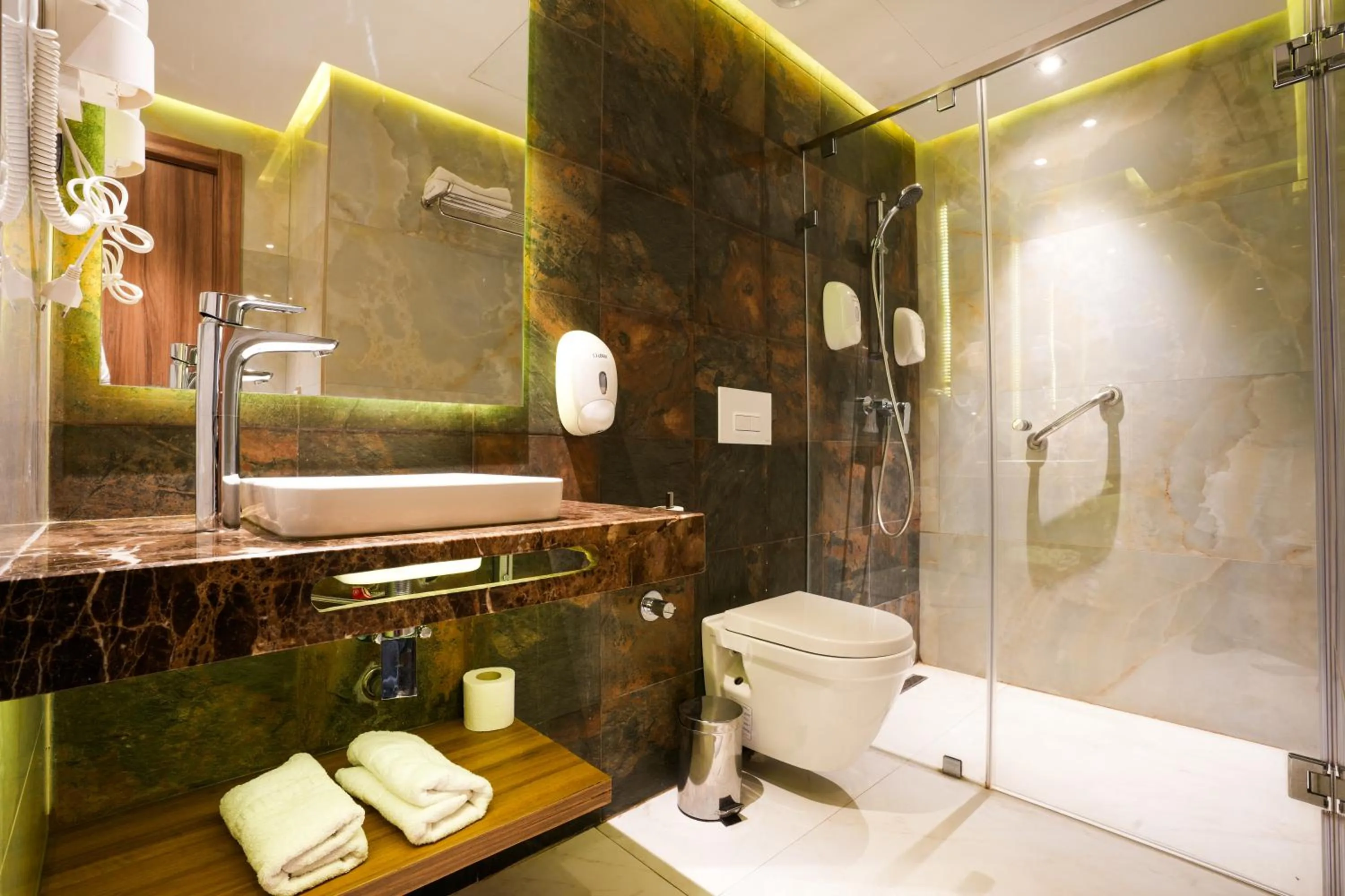 Shower in First Suites Hôtel