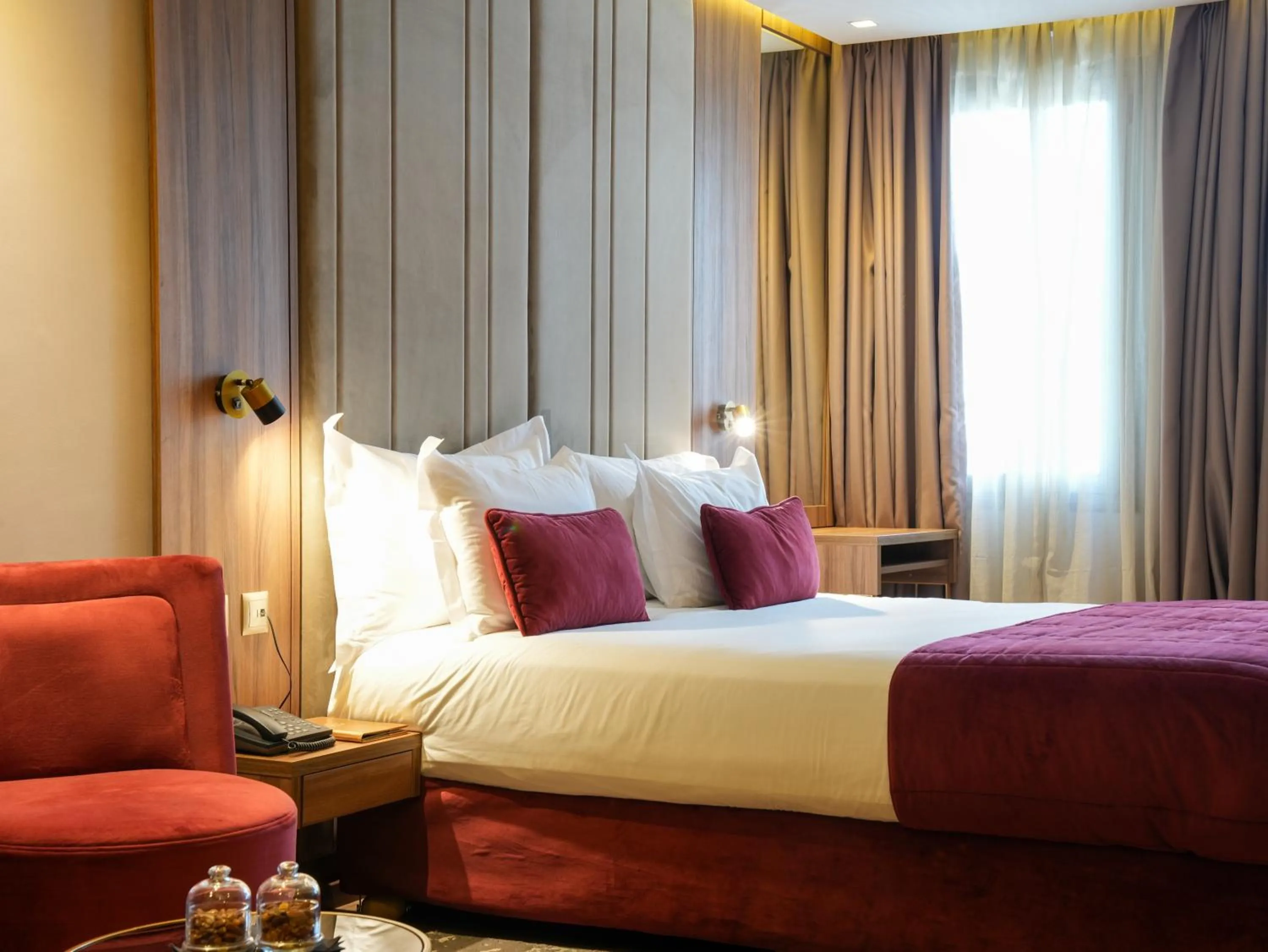 Bed in First Suites Hôtel