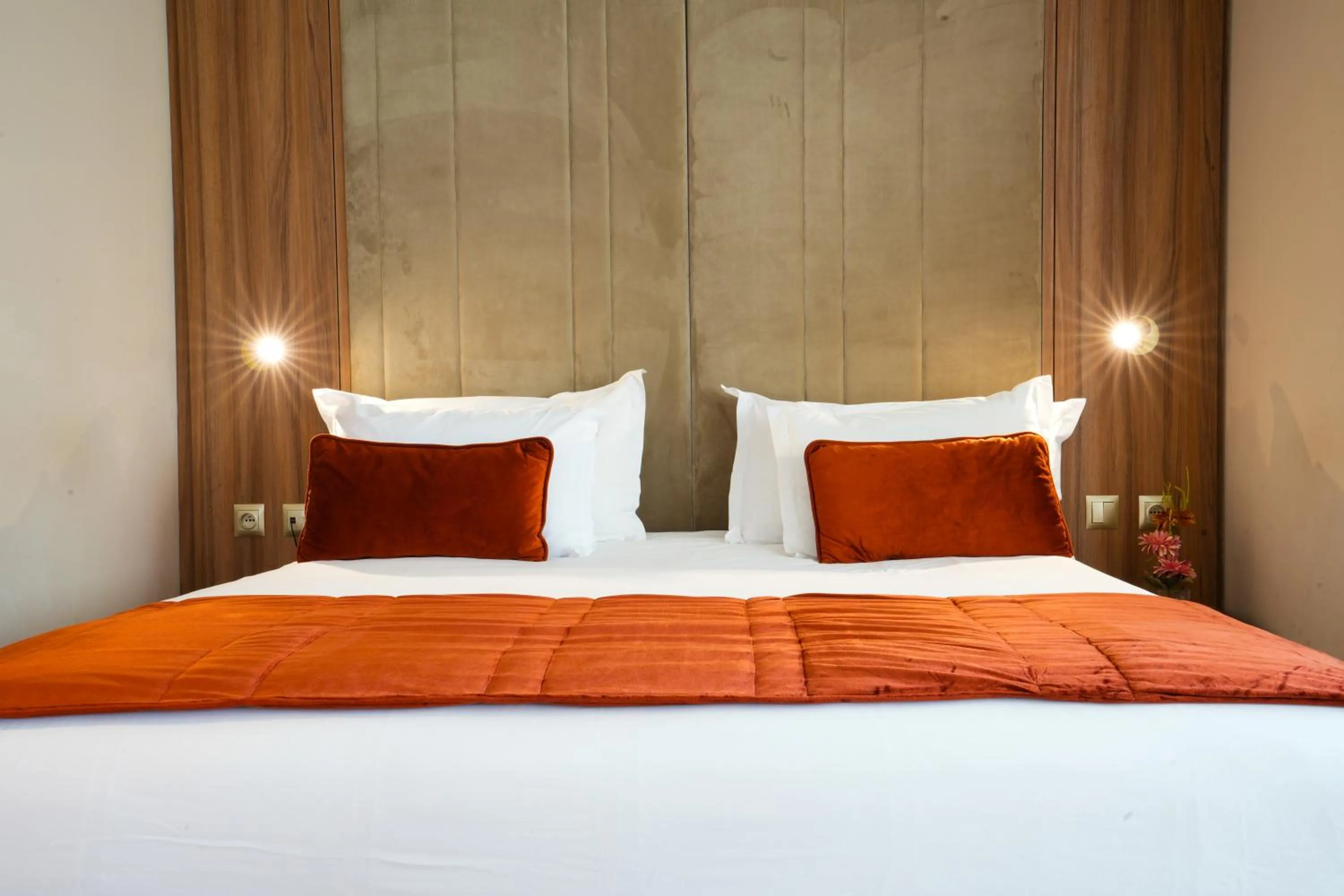 Bed in First Suites Hôtel