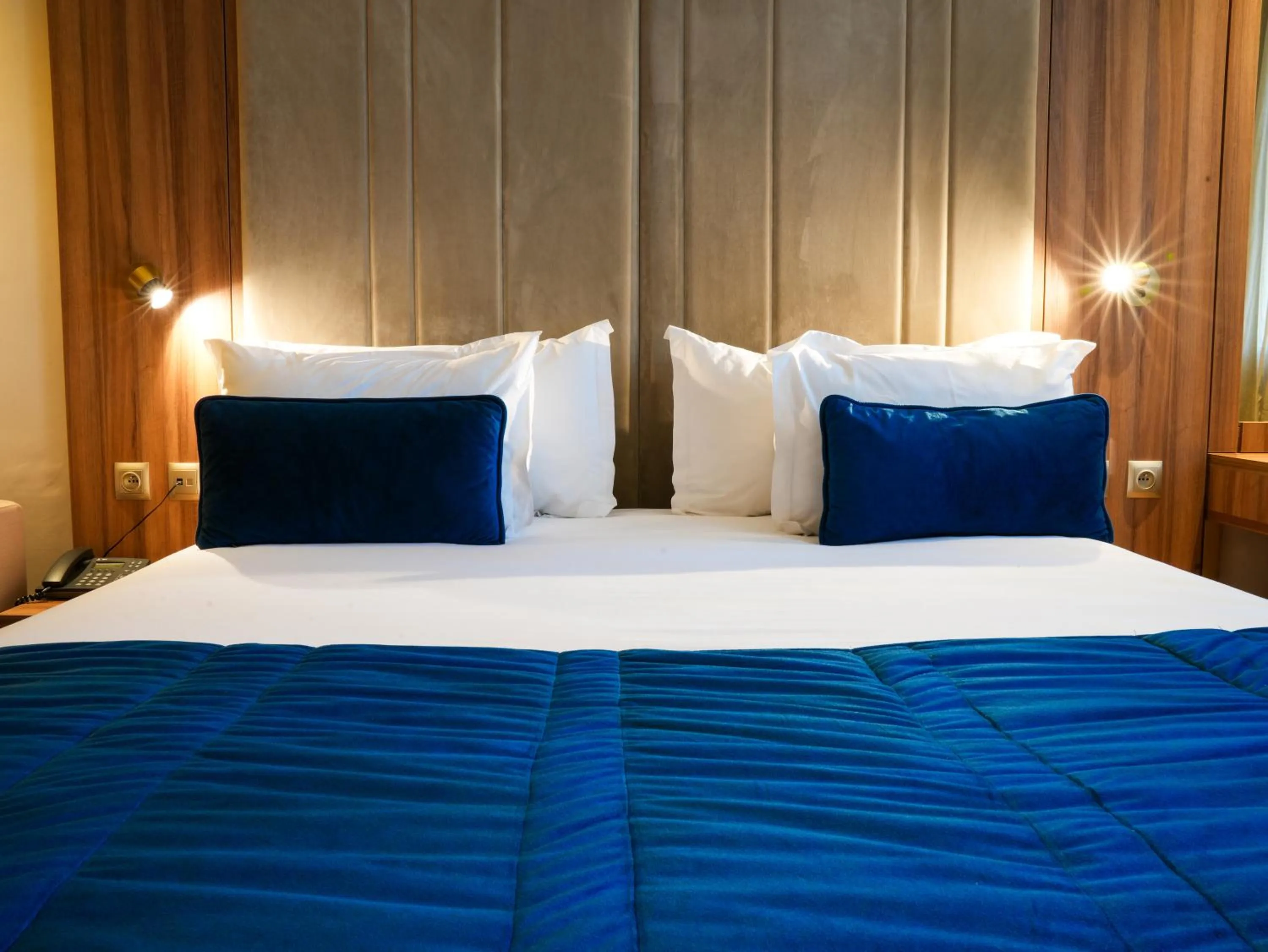 Bed in First Suites Hôtel