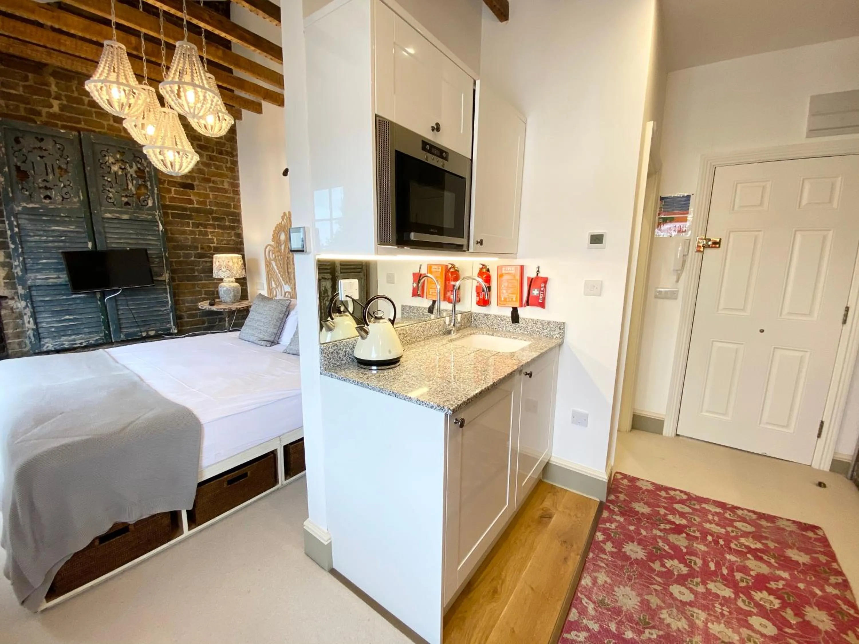 Kitchen or kitchenette, Bed in Stylish Apartments in Pimlico & Westminster